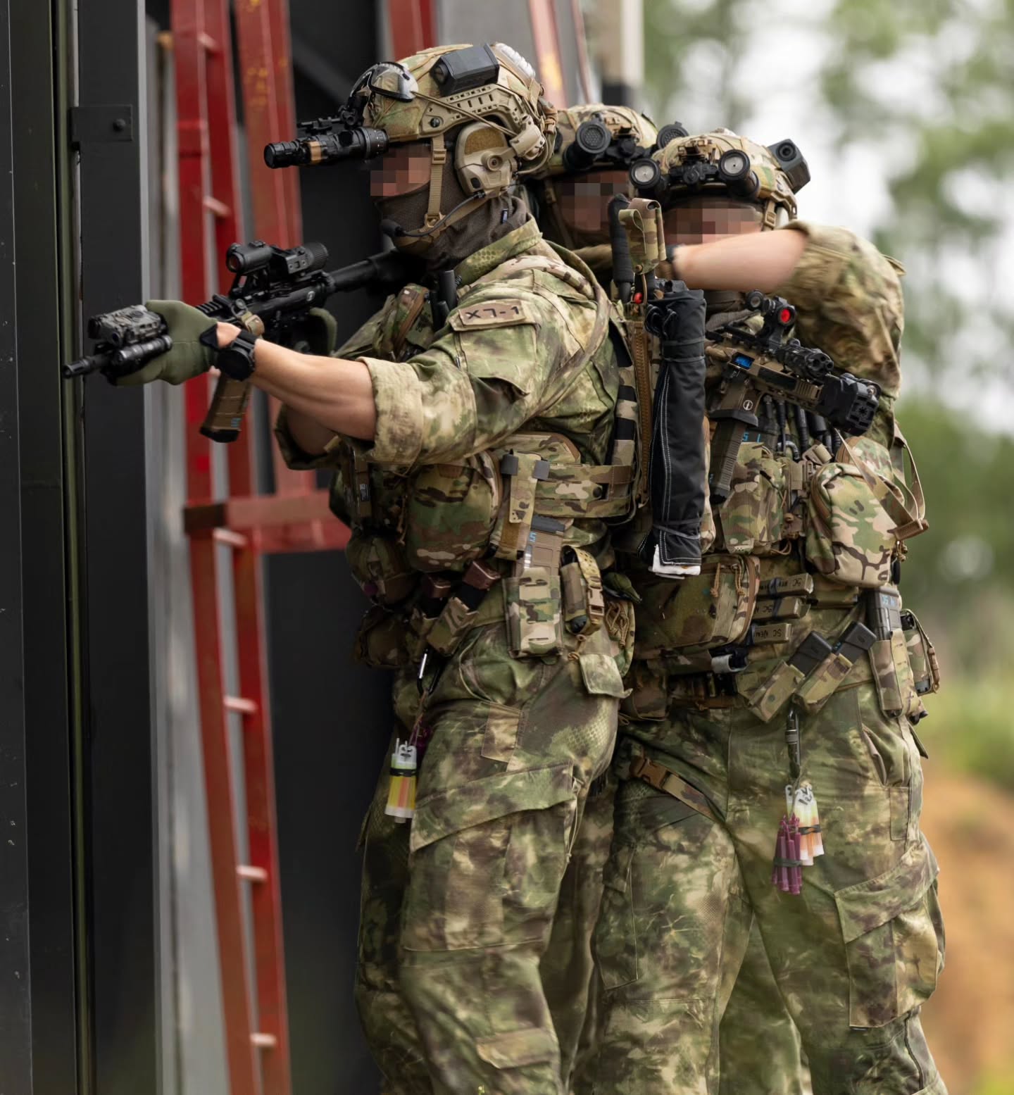 Stacked up.....
A team prepares for entry while rocking our StalkLand Legacy Pattern prototype Signature Reduction Uniforms and @shawconcepts kitππ»π€π»
@brookwoodcompanies @mmitextiles