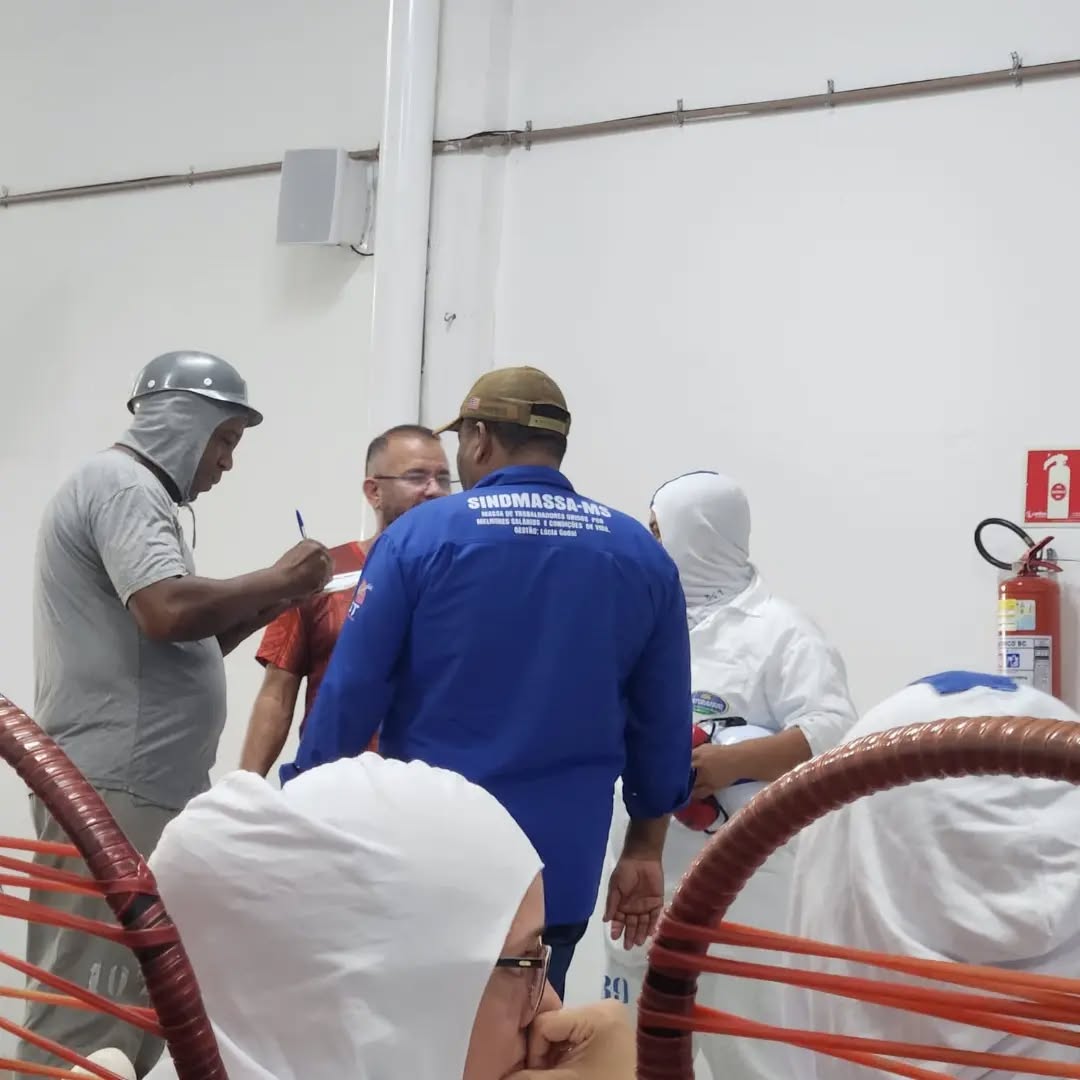 📢 Giro de Assembleias SINDMASSA MS: União e força em Rochedo!
A diretoria do SINDMASSA MS segue percorrendo as empresas do nosso setor em todo o Estado!
Hoje, nossa agenda de compromissos foi na Naturafrig Alimentos, em Rochedo, para um momento fundamental de diálogo com os trabalhadores.
Realizamos uma assembleia produtiva para a retirada das propostas que comporão a nossa Campanha Salarial 2026/2027. 📝💪
Sabemos que a força do sindicato vem da base.
Ouvir as demandas de cada trabalhador é o que garante uma negociação séria, transparente e voltada para a conquista de melhores salários e condições de trabalho dignas para toda a nossa categoria.
Agradecemos a todos os trabalhadores da Naturafrig que participaram, tiraram suas dúvidas e contribuíram ativamente para construirmos juntos essa pauta de reivindicações.
Seguimos firmes na luta!
Nossa união é o que nos faz mais fortes. ✊
#SINDMASSAMS #CampanhaSalarial #Trabalhadores #Naturafrig #Rochedo LutaSindical União MS ValorizaçãoDoTrabalhador