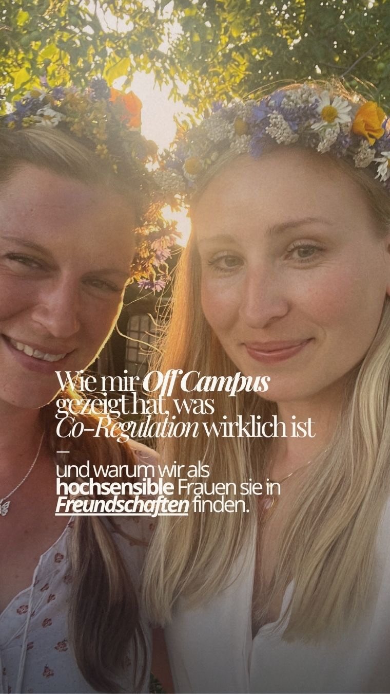 Ich häng gerade komplett in Off Campus. 🏑 Und da war diese eine Szene, bei der ich den Faden verloren hab – im besten Sinne.
Ein Mädchen trägt eine schwere Schuld mit sich. Eine Schuld, die nie ihre war. Sie glaubt, sie sei an allem schuld, was ihrer Familie passiert ist. Und dann ist da ihre Mutter am Telefon, die ihr diese Last nicht wegredet, nicht kleinredet, nichts beschönigt. Sie fragt einfach immer wieder, ganz ruhig: Wofür genau fühlst du dich schuldig? Was hast du getan?
So lange, bis das Mädchen selbst spürt: nichts. Sie hat nichts falsch gemacht.
Das ist es. Genau das.
Ihre Mom nimmt ihr das Gefühl nicht ab. Sie hält sie – so lange, bis sie die Wahrheit selbst sehen kann.
Dafür gibt es ein Wort: Co-Regulation.
Ein feines System, das überläuft, kann sich oft nicht allein wieder beruhigen. Es braucht ein anderes, ruhiges System daneben. Jemanden, der da bleibt. Der nicht gleich löst, sondern erstmal nur da ist.
Und ich glaub, vielen in meinem Alter geht es so: Wir hätten uns das früher von unseren Eltern gewünscht. Aber stattdessen hieß es oft: Stell dich nicht so an. Lass dir ein dickeres Fell wachsen, sonst kommst du im Leben nicht weit.
Wir haben nie gelernt, mit unseren Gefühlen umzugehen. Und trugen dieses leise „ich bin irgendwie falsch“ mit uns rum. Als würden wir es zu nichts bringen, wenn wir weiter so sensibel bleiben.
Dabei war nie unsere Sensibilität das Problem. Uns hat nur jemand gefehlt, der uns hält.
Und genau das kenne ich heute – zum Glück. Nicht aus Büchern. Aus echten Freundschaften. Aus Frauenkreisen. Aus Momenten wie zu Litha, Luice und ich, Blumenkränze im Haar, den ganzen Tag füreinander da. Kein großes Gespräch nötig. Einfach: Ich bin hier. Du musst das nicht allein tragen.
Wir feinen Seelen glauben so oft, wir müssten alles mit uns selbst ausmachen. Stark sein. Nicht zur Last fallen.
Dabei waren wir nie dafür gemacht, alles allein zu tragen.
Sich halten zu lassen ist keine Schwäche. Es ist das Mutigste, was wir tun können.
Sag mir: Wer ist der Mensch, bei dem du dich fallen lassen kannst? 💛