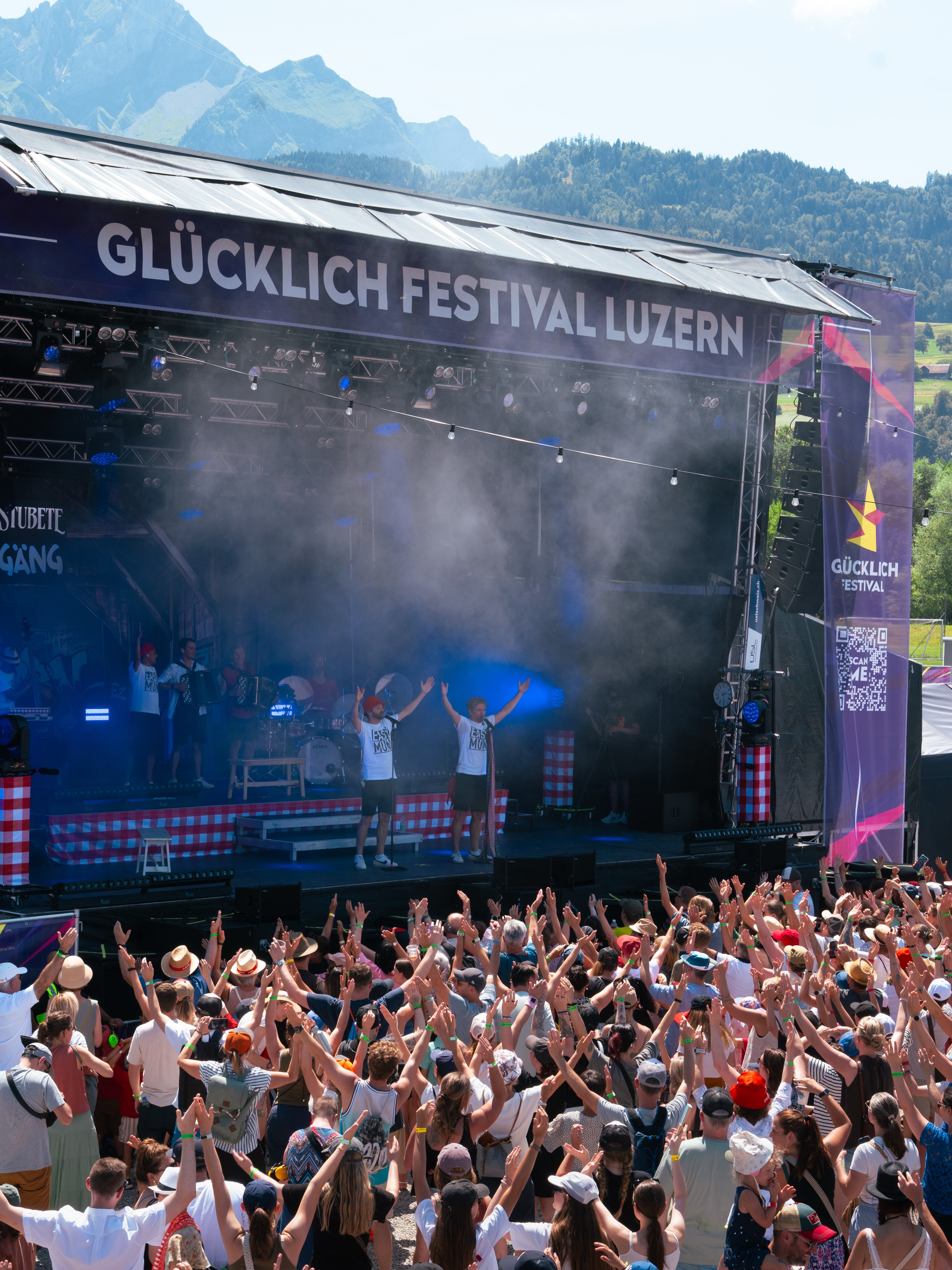 Eine Woche später und wir sind noch immer sprachlos. 💜💛🩷
Was für eine Stimmung. Was für unvergessliche Auftritte. Und was für ein Publikum.
Danke @stubetegaeng, @veronicafusaro, @marc_sway @kunzmusik und @tomgregory für diese besonderen Festivalmomente.
#GluecklichFestival #Luzern #FestivalSommer