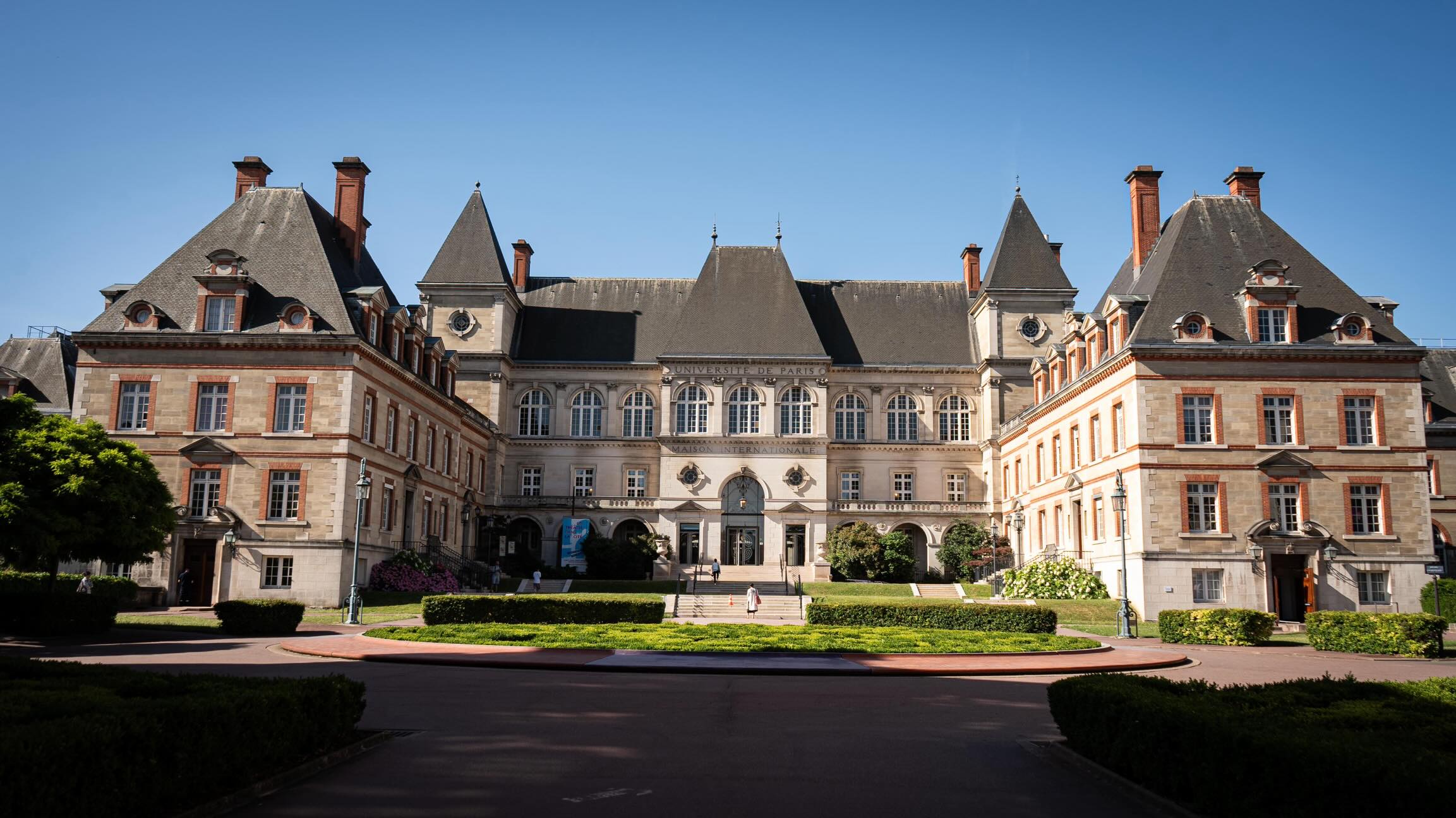 {MERCI} Il y a des journées que l’on prépare pendant des mois, que l’on imagine, que l’on construit patiemment… et puis vient le moment où elles ne nous appartiennent plus tout à fait.
Ce dimanche, à la Maison Internationale, le PARIS TEA FESTIVAL est devenu ce que j’espérais profondément qu’il soit : un jardin vivant.
Un jardin composé de producteurs venus parfois de très loin, de maisons de thé, d’artisans, d’artistes, d’intervenants passionnés, de projets singuliers et de toutes celles et ceux qui œuvrent, chacun à leur manière, pour faire connaître et reconnaître le thé de qualité.
Cette deuxième édition a été un véritable succès. Par le nombre de visiteurs, par les plus de soixante exposants réunis, par la qualité des projets présentés, par la richesse et la diversité du programme, des conférences, des dégustations, des rencontres et des expériences proposées tout au long de la journée.
Mais au-delà des chiffres, je retiens surtout l’énergie. Les salles pleines, les conversations autour d’une tasse, la curiosité des visiteurs, les retrouvailles, les découvertes, les gestes transmis, les langues qui se mêlent et ces liens qui se créent parfois en quelques instants autour du thé.
Je voudrais enfin partager les mots de Jakub, de la maison de thé Meetea @meetea.cz venu de République tchèque :
« Une organisation remarquable et une approche très soignée de bout en bout. Un lieu magnifique, et une date choisie pendant un mois agréable. Plus largement, je pense que le Paris Tea Festival est déjà devenu l’un des meilleurs festivals de thé en Europe, sinon le meilleur. »
Merci, Jakub, pour ces mots qui donnent du sens aux mois de travail, aux doutes parfois, et à toute l’énergie consacrée à faire grandir ce projet.
Un jardin grandit saison après saison, grâce à celles et ceux qui le cultivent, le traversent et choisissent d’y revenir.
Merci à tous d’avoir fait grandir le nôtre.
Avec gratitude, María Kockmann ❤️
#paristeafestival #ptfouiouioui🔥 #parisjetaime