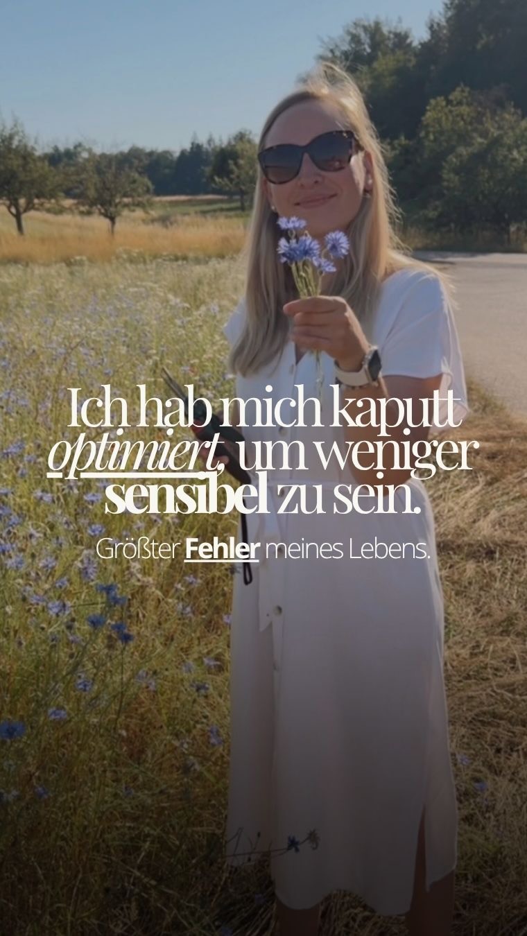 Ich hab mich jahrelang kaputt-optimiert.🫣
Noch ein spirituelles Buch. Noch ein Persönlichkeits-Kurs zum inneren Kind. Noch ein Podcast plus Meditation…
Ich wollte endlich weniger sensibel sein. Weniger fühlen. Endlich „normal“ funktionieren wie alle anderen.
Ich war so unglücklich. Tausend Gedanken im Kopf, ständig am Hinterfragen, nie zur Ruhe gekommen. Und ich war mir sicher: Schuld ist meine Hochsensibilität. Also hab ich sie bekämpft. Mit allem, was ich hatte.
Der Selbstoptimierungswahn hat mich fast in den Burnout getrieben.
Und dann kam der Moment, in dem ich kapiert hab: Ich hab die ganze Zeit das Falsche bekämpft. Nie war meine Sensibilität das Problem. Es war dieses ewige „ich muss noch besser werden“. Diese Idee, dass ich nicht reiche, wie ich bin.
Weißt du was mich kein bisschen weniger spirituell macht? Wenn ich „F*ck“ sage. Wenn ich fluche. Wenn ich laut lache. Ich muss nicht jeden Tag im weißen Spitzenkleid durch die Wiese schweben, um magisch zu sein. (Würde ich gern - geht aber nicht 🧚)
Ich hörte auf sämtliche persönlichkeits Podcast zu hören, nur noch Bücher über Achtsamkeit oder Selbstliebe zu lesen- ich hörte auf, mich zu optimieren. Und fing an, wieder Friends zu schauen, mich mit Freunden zu treffen, nicht immer die tiefsten Gespräche zu führen.
Du bist die Summe der 5 Menschen mit denen du dich umgibst - ja sh*t 🫣🧚 sind halt nicht immer alle erleuchtet um mich herum - who cares - wenn wir einen schönen Tag haben und ich mich endlich wieder spüre ist doch mehr gewonnen oder nicht?
Ich hab sie wieder - meine Magie! 🪄 Wenn du wissen willst, wie das geht - kommentiere Magie & ich sende dir den Link zu meinem 5 Tage Programm „Zart besaitet“
