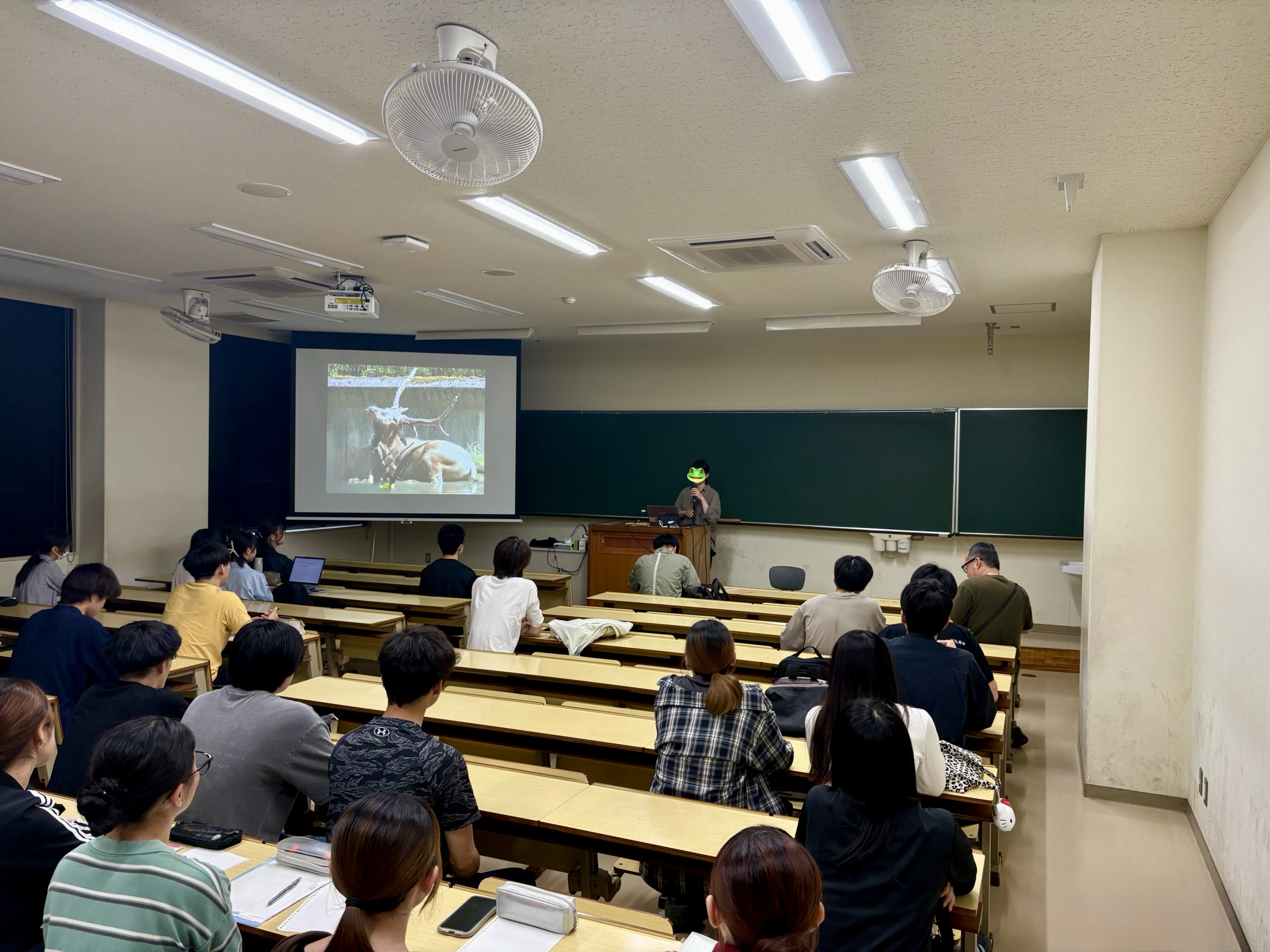 動物学科3年生の講義「動物学ゼミナール」。本日は、動物園で飼育員として働く卒業生に来てもらいました。日々の仕事の内容や、就職活動や学生時代の体験など赤裸々に語っていただきました。学生さん、み