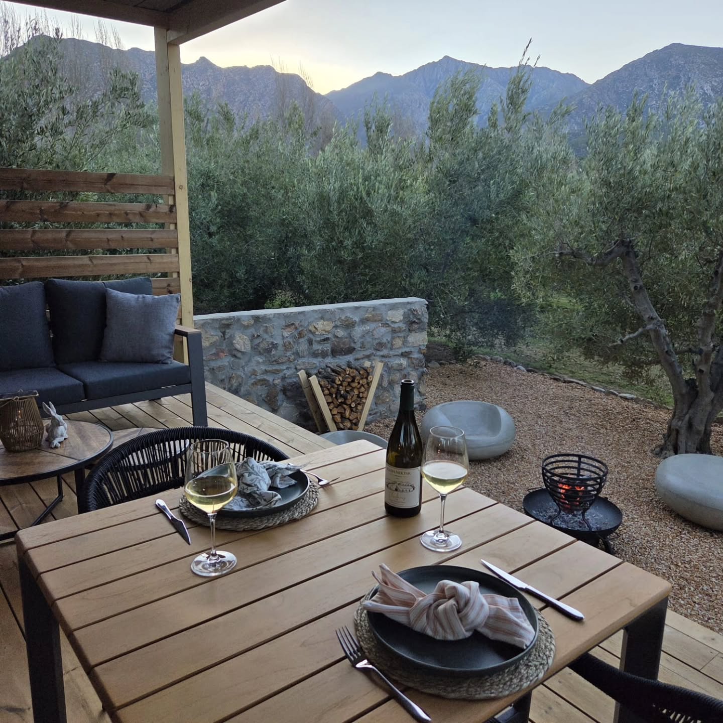 Step outside and the pace of life chages.
Your private deck overlooking the olive grove becomes the place for long conversations, quiet mornings and evenings that stretch a little longer.
Pour a gass of wine, light the fire, and let the mountains set the mood.... ❤️
#cabin_fever
#kleinnektar
#LuxuryInNature
#ReconnectWithNature
#RomanticGetaway