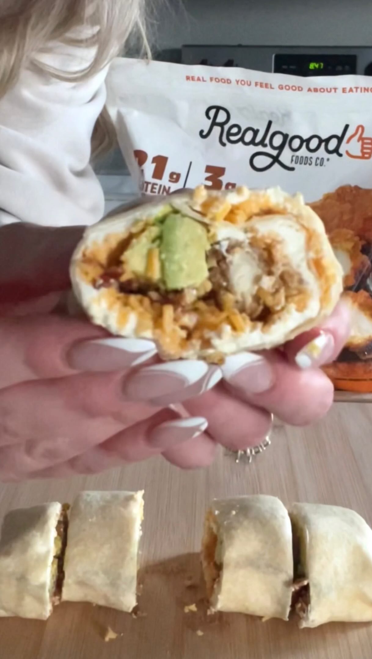 ✨CRACK CHICKEN SUSHI✨recipe below👇🏼
If you love #crackchicken, you have to try this fun twist! It comes together in just minutes, is packed with protein, and makes the perfect afternoon snack or quick lunch.
INGREDIENTS:
- @realgoodfoods Flour Tortilla (10g protein, 3 net carbs)
- Cream Cheese
- @porkkinggood Ranch Seasoning
- Shredded Cheddar Cheese
- @realgoodfoods Lightly Breaded Chicken Strips (21g protein, 3 net carbs), cooked in the air fryer
- Cooked Bacon
- Sliced Avocado
- Ranch Dressing, for dipping
Directions:
1) Spread cream cheese evenly over the low-carb tortilla.
2) Sprinkle with ranch seasoning and shredded cheddar cheese.
3) Add the crispy chicken strips, bacon, and sliced avocado down one side of the tortilla.
4) Roll it up tightly. Slice into sushi-style rounds. Serve with ranch for dipping and enjoy!
Save this for later and follow @conteketo for more easy low-carb recipes, product reviews, and grocery hauls! #ConteKeto #Keto #RealGoodFoods #RealGoodFoodsPartner