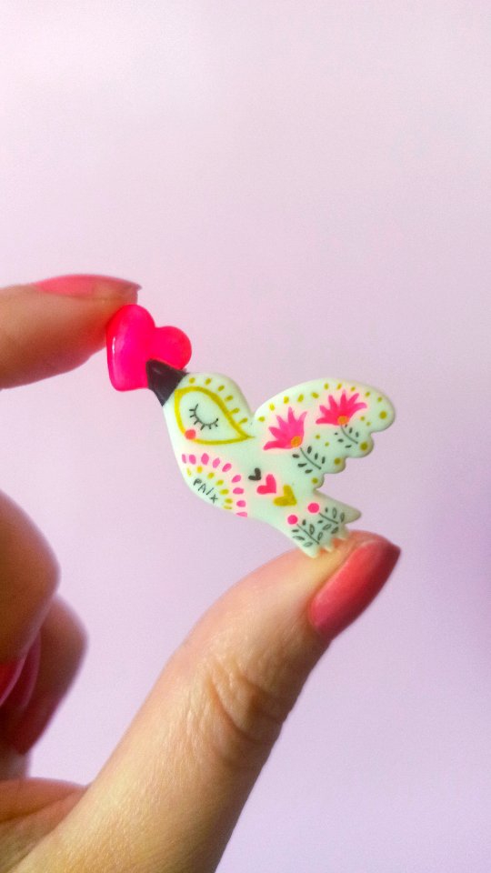 Le modelage c'est par là que tout a commencé pour moi, quand j'ai crée "Zabeil". Une pâte blanche comme une page blanche, une forme de poésie a exprimer, des créations à apporter au monde avec juste de la sincérité et du coeur ! 💖
Et puis, à force d'évolution, d'opportunités, par manque de temps surtout, j'ai mis cette part de moi entre parenthèse. Bien trop longtemps à mon goût !!!
Faire des choix pour revenir à ce nous fait du bien c'est un sacré parcours mais je sais qu'il en vaut la peine car vous avez été là, à nouveau! 💖
°°°
💕 Je crois que je ne vous dirais jamais assez merci de me permettre d'être vraiment moi ! 😘
°°°
La précommande se termine ce soir sur le site 😉
°°°
#creation #clay #faitmain #slow #poesie