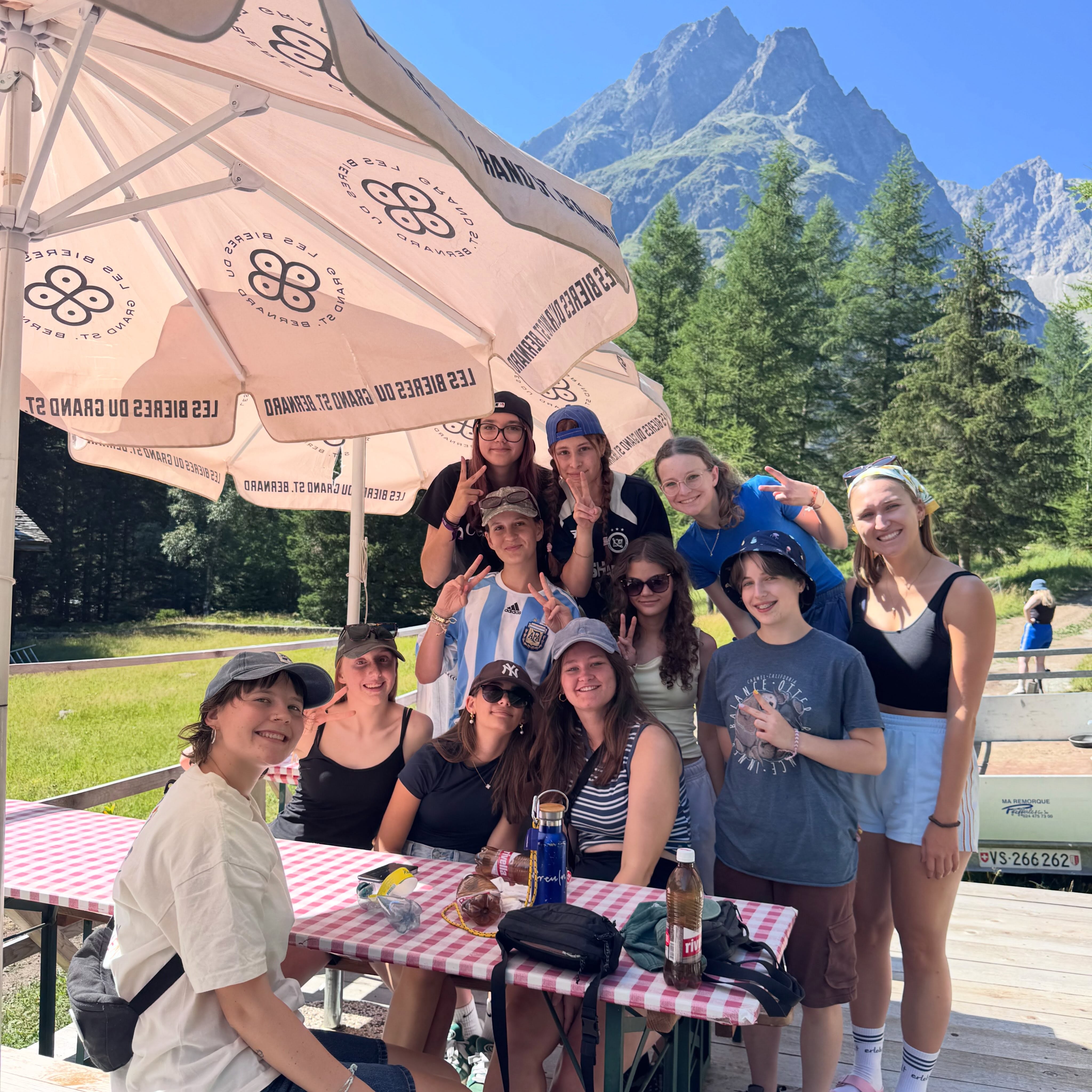 SoLa Tag 8:
Heute konnten wir etwas länger schlafen und der Tag begann mit einem sehr leckeren Brunch. Anschliessend durften wir alle gemeinsam das Viertelfinal von der WM nachschauen. Am Nachmittag konnten wir gemeinsam mit unseren Gruppigruppen ein eigenes Programm gestalten wie die Azitas und Ondinas beim Glace essen, die Azaleas beim Kissenbezug bemalen oder die Kahiras beim Film schauen.