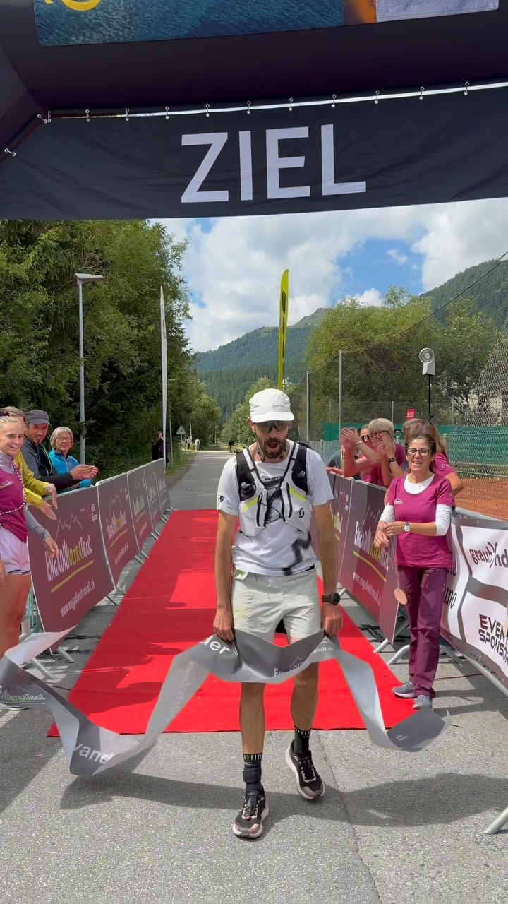 Gratulation! 🎉Sieger des EUT102. Tristan Blanchard durchquerte ein Teil des Engadins 102km und holte sich den Sieg. Von Anfang bis Ende allein an der Spitze. 🏆🏔️
#engadinultratrail #eut102 @tristrailblanchard