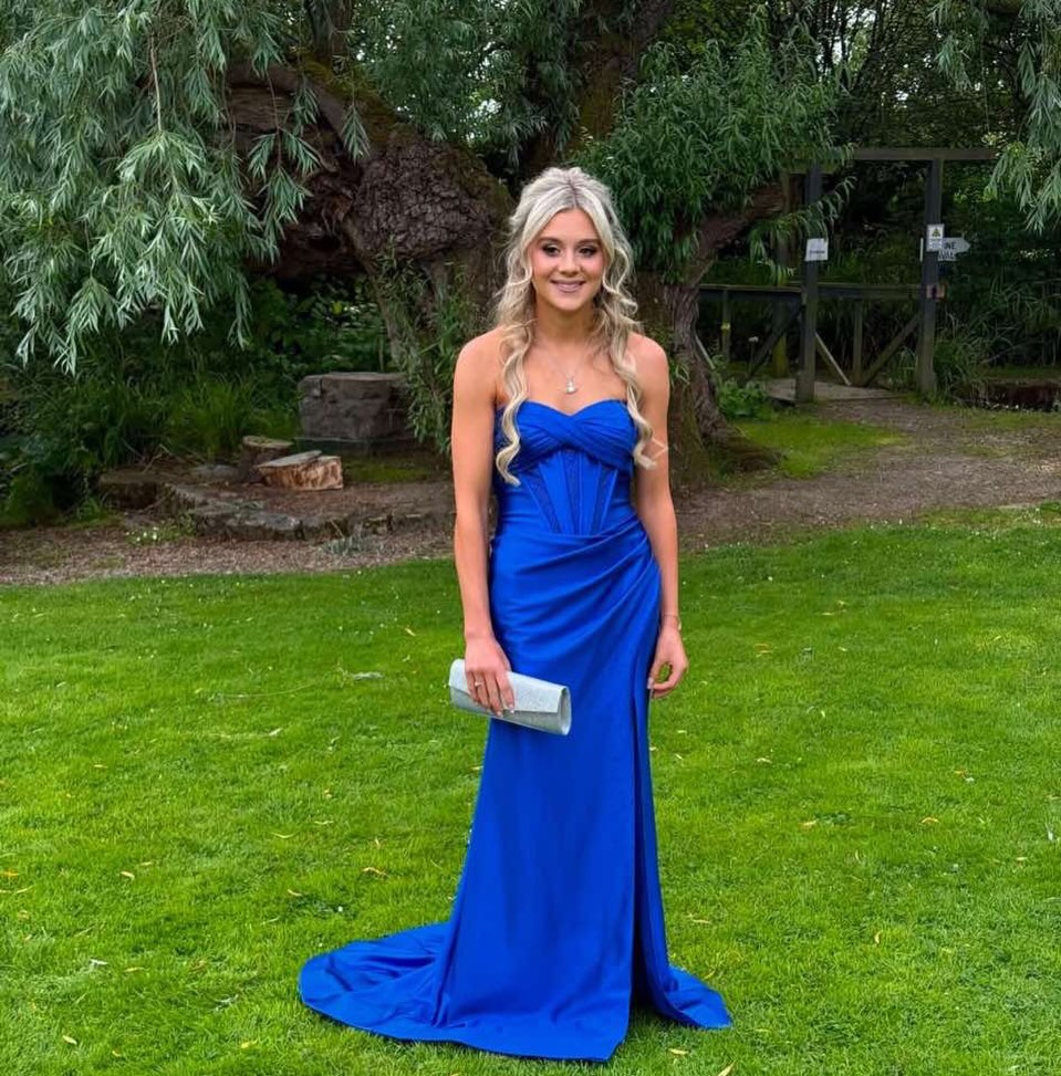 Pheobe 🩵
The beautiful @phoebepatersonnx prom ready
Spray tan @clairegardenmakeupandspraytans
Make up @makeupby.elliemorrison
Hair @hairbyislamorrison
Thank you for choosing me to be part of your prom glam x