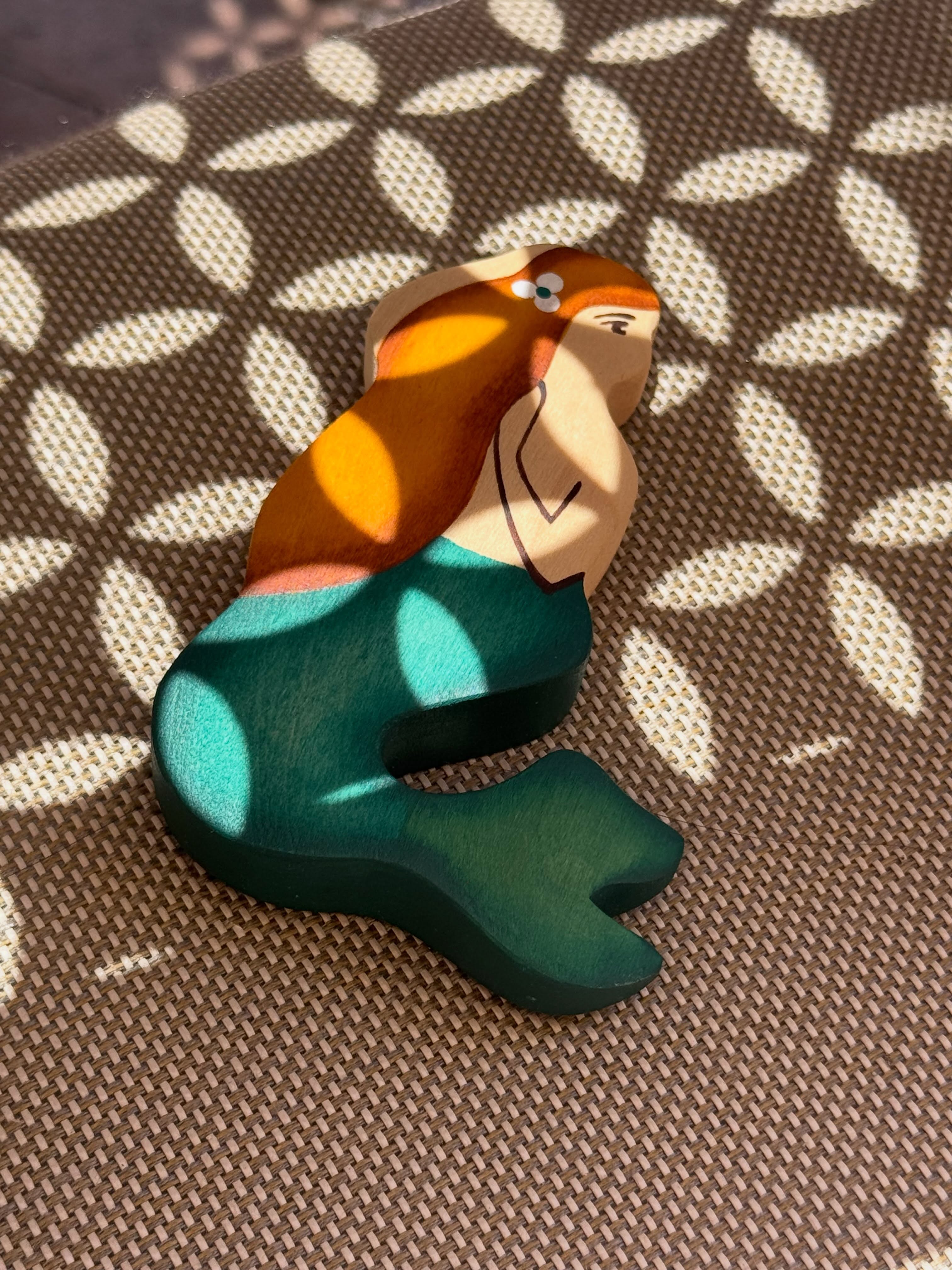 🔆“And so with the sunshine and the great bursts of leaves growing on the trees, just as things grow in fast movies, I had that familiar conviction that life was beginning over again with the Summer” ✨🌺🪶🎈🌿
- F. Scott Fitzgerald, the Great Gatsby
#diafeliz_woodentoys #diafeliz_kids #diafeliz_shop #toysasart #woodenfigures