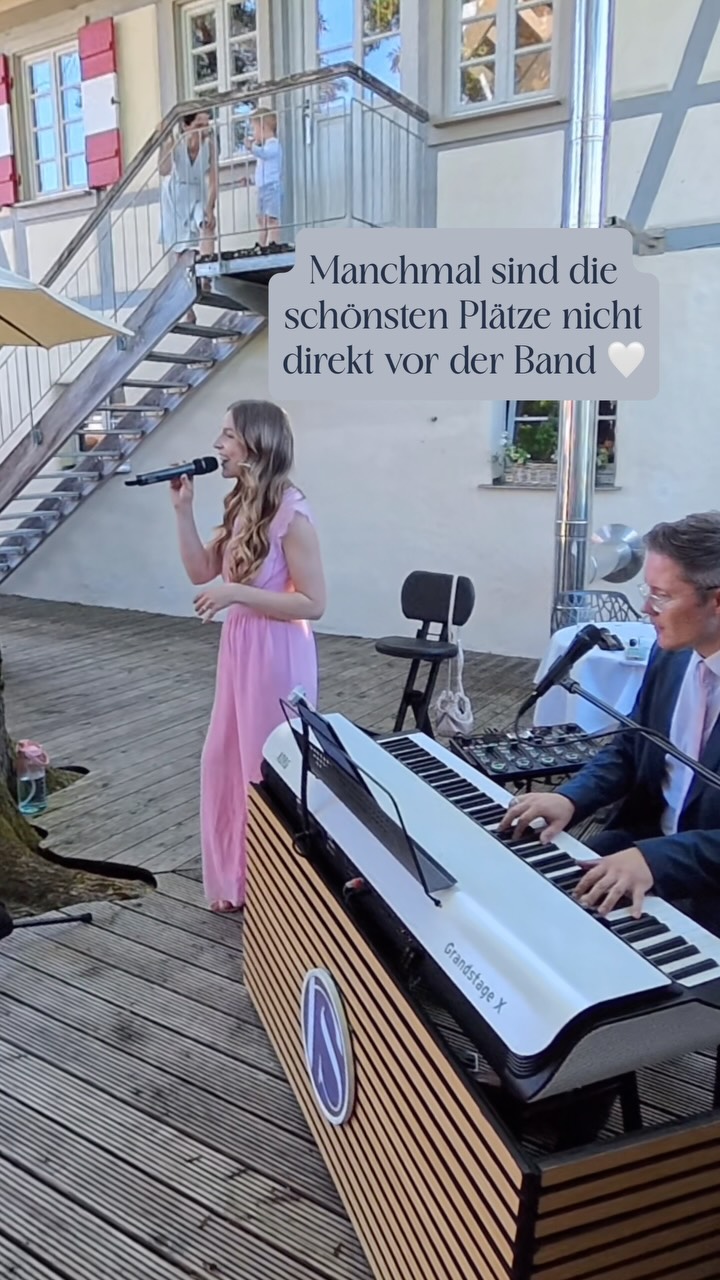 Nicht jede schöne Reaktion passiert direkt vor der Bühne…
Während wir „Lovely Day“ gespielt haben, ist uns dieser kleine Moment gar nicht aufgefallen, erst danach beim editieren: ein kleiner Zuhörer auf dem Balkon, der unsere Musik aus einer anderen Perspektive sehen wollte - und zwar von oben. 🫶🎶
Genau das ist das Schöne an Live-Musik. Sie erreicht nicht nur die Menschen direkt vor der Band, sondern manchmal auch diejenigen, mit denen man gar nicht gerechnet hat.
Musik findet ihren Weg - vielleicht auch zu euch?
Wenn ihr euch genau besondere Momente für eure Hochzeit wünscht, schreibt uns gerne.
💌 www.RebeccaSammet.de
#livemusik #kleinerfan #hochzeitssängerinstuttgart