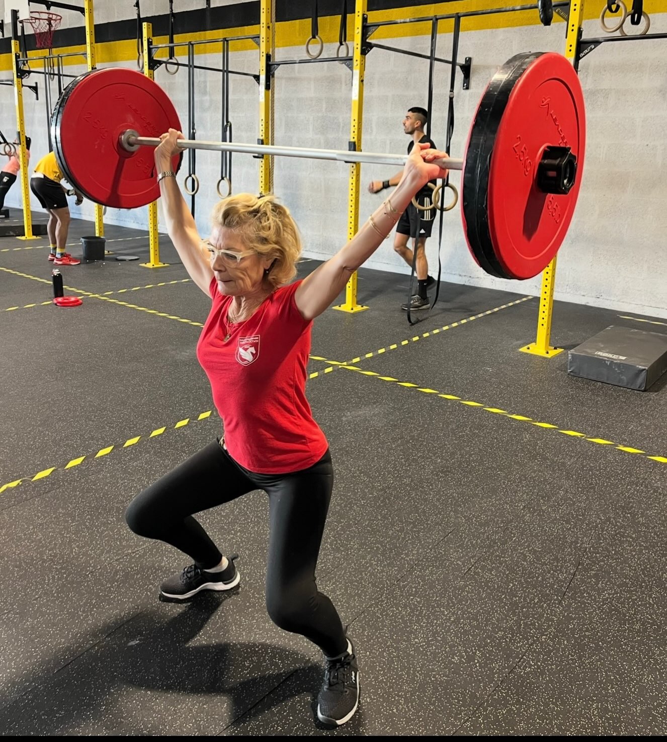 Le CrossFit est une révolution ! 🔥🔄
Et comme toute révolution, il est passé par trois phases :
👉 Ridicule.
👉 Dangereux.
👉 Évident.
On attribue souvent à Schopenhauer cette idée :
« Toute vérité passe par trois étapes : d’abord elle est ridiculisée, ensuite combattue, enfin acceptée comme une évidence. »
Je trouve que cela résume parfaitement l’histoire du CrossFit.
1️⃣ D’abord, le CrossFit était pour certain ridicule.
En 2010, on entendait partout :
❌ « Les kippings ne sont pas de vraies tractions. »
❌ « On ne peut pas développer sa force et son cardio en même temps. »
❌ « Mélanger haltérophilie, gymnastique et endurance n’a aucun sens. »
Beaucoup jugeaient le CrossFit avec les codes de la musculation.
Ils passaient à côté de son objectif.
Le but n’a jamais été d’être le meilleur dans une seule qualité physique.
Le but est de devenir plus complet.
2️⃣ Ensuite, le CrossFit est devenu “dangereux”.
« Ça casse les épaules. »
« Ça détruit les genoux. »
« Ça ruine le dos. »
Comme tous les sports, le CrossFit comporte des risques s’il est mal enseigné ou mal pratiqué.
À haut niveau tous les sports peuvent être dangereux. Mais dans une salle de CrossFit 99% des gens sont là pour être en bonne santé !
Le rôle d’un bon Coach n’est pas de pousser jusqu’à la blessure.
Cbéa CrossFit Mayenne on construit des personnes plus fortes, plus mobiles et en bonne santé !
3️⃣ Aujourd’hui, le CrossFit est devenu une évidence.
Hyrox, ATHX, Xenom, Boot Camp, etc..
Qu’y retrouve-t-on ?
✅ Des mouvements fonctionnels.
✅ Des charges libres.
✅ De la variété.
✅ De la haute intensité.
✅ Du poids du corps.
Les principes que le CrossFit défend depuis toujours !
Le CrossFit n’a pas seulement créé une méthode d’entraînement.
Il a profondément changé notre manière de concevoir le Fitness.
Aujourd’hui, beaucoup s’entraînent selon ces principes…
Sans même réaliser qu’ils ont été popularisés par le CrossFit depuis 1976 par Greg Glassman.
C’est peut-être ça, le signe d’une véritable révolution.
Quand ce qui paraissait