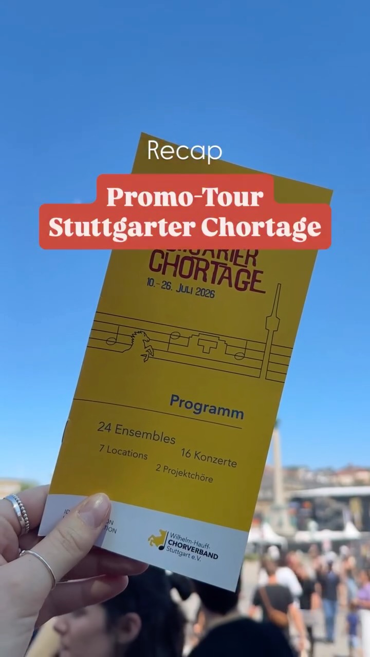 Von der @calwerpassage über die Königsstraße bis hin zur @stadtbibliothekstuttgart. Vergangenen Samstag waren wir auf einer kleinen Promo-Tour durch Stuttgart unterwegs, denn: UNSER NÄCHSTES KONZERT STEHT VOR DER TÜR! 😍🕺🪩
🗓️ Am So, 19. Juli
IM RAHMEN DER @stuttgarterchortage
IM @theaterhaus.stuttgart
MIT @andersacappella 🎶😍
⚽️ Und damit ihr euch nicht zwischen Konzert und Fußball entscheiden müsst: das WM-Finale könnt ihr direkt im Anschluss vor Ort auf der großen Leinwand anschauen 😍
Tickets gibt’s unter https://theaterhaus.reservix.de/p/reservix/event/2533088 oder über unsere Website chormaeleon.net (Link ist in der Bio).
ℹ️ Tragt beim Bestellvorgang unter FIRMA das Codewort CHORMÄLEON ein 🫶🏼
Außerdem könnt ihr bei den Stuttgarter Chortagen folgende Chöre und Ensembles live erleben:
@vokalwerk_stuttgart_ev & @cuartetorotterdam mit @inesjulialex und Marc Hohnhaus
@orsonauten & @stuttgart_vokal & @kmgv1842 & Frauenkammerchor BonnSonata & @scholacantorumleipzig
Unterstufenchor und Projektband des Mädchengymnasiums St. Agnes Stuttgart
@chorartstuttgart & @youngharmony.chor & @vokaltotal0711
@kolping_chor_stuttgart
GWRS Ostheim
Eberhard-Ludwigs-Gymnasiums Stuttgart
International Choir of Stuttgart e. V. & @fabian_brandt_vocals
@tonic.chor & @liederkranzbotnang1860 & @unerhoerte.tonartisten & @kesselkehlchen & @ennea_vocalensemble
@singakademiestuttgart & Johannes Held & Olga Wien &
#chorstuttgart #0711 #chormusik #singenmachtglücklich chorliebe @s_chorverband