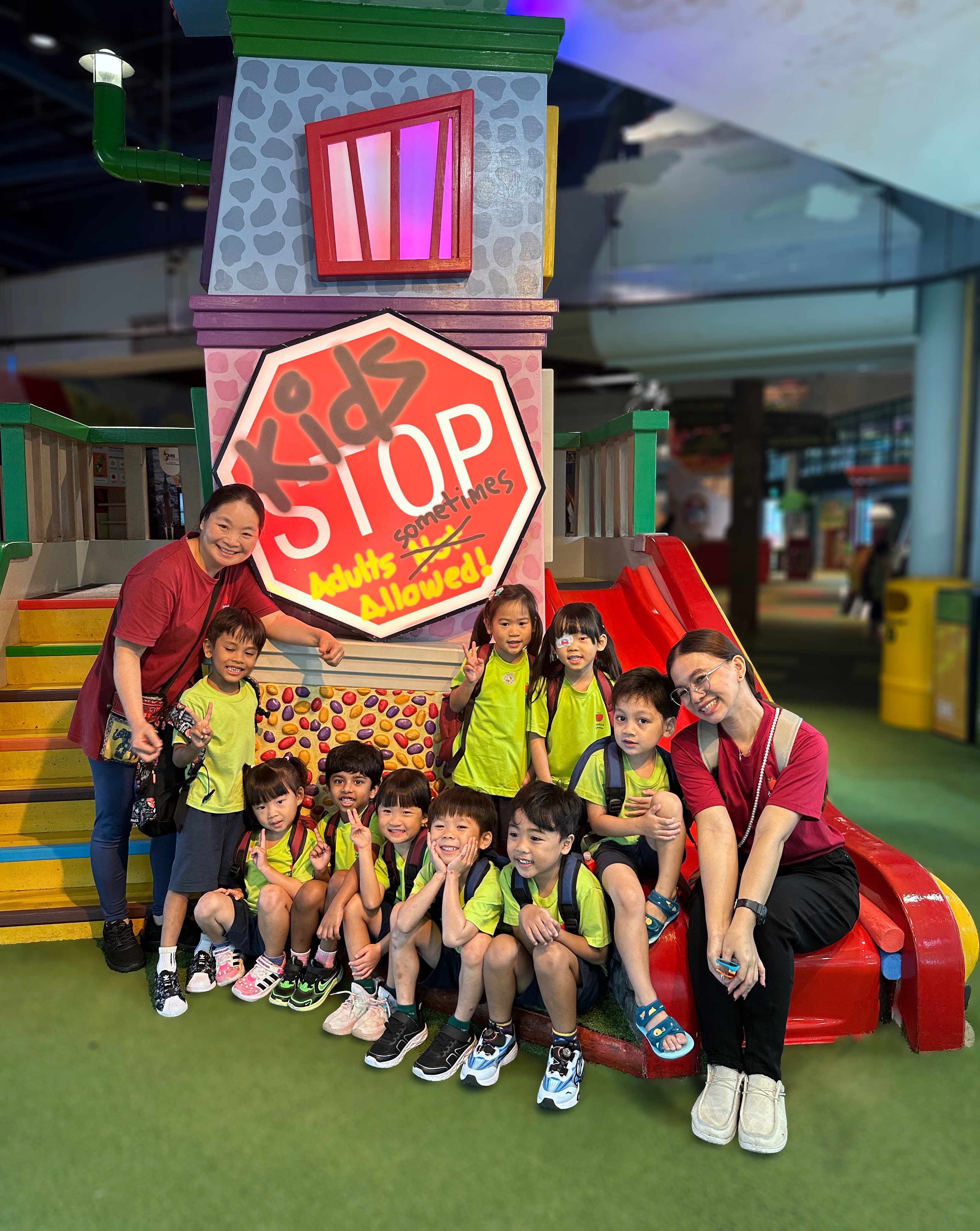 𝗘𝘅𝗽𝗹𝗼𝗿𝗶𝗻𝗴, 𝗣𝗹𝗮𝘆𝗶𝗻𝗴 & 𝗟𝗲𝗮𝗿𝗻𝗶𝗻𝗴 𝗮𝘁 𝗞𝗶𝗱𝘀𝗦𝗧𝗢𝗣! 🌟
Our N2, K1 and K2 children enjoyed free play time around KidsSTOP, exploring the different play zones with their friends.
Through play, the children observed how things work, asked questions, made discoveries, and built confidence as they explored each space. They also practised important social skills such as taking turns, sharing, teamwork, and communicating with one another.
A joyful day of curiosity, exploration, and learning beyond the classroom!
__
👇 Contact us to find out more:
🌐 Website: www.applelandplayhouse.com
📞 Call: 6377 0800
📍 Address: 104C Depot Road, 01-03, Singapore 103104
📱 WhatsApp: 8069 5064
#ApplelandPlayhouse #KidsStop #playlearning #sgpreschool #sgmummy