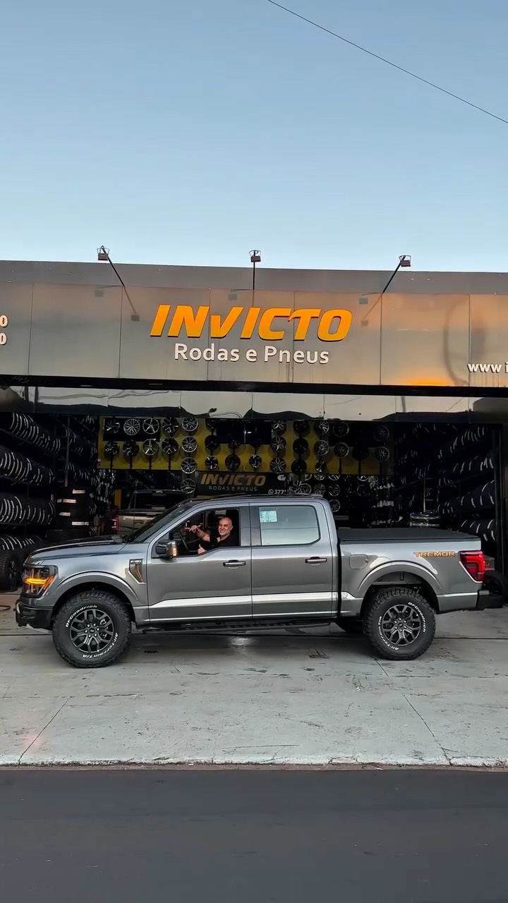 FORD F-150 TREMOR 🔥
🛞 Pneu BFGoodrich All Terrain KO3
• Medida: 35x12.50 R18 (315/70R18)
• Índice: 128R
• 12 lonas
• Letra branca
• Etiqueta: F/C (75 dB)
➡️ Máxima resistência, tração excepcional e durabilidade para enfrentar qualquer terreno com total confiança.
🔧 Serviços Realizados
• Alinhamento
• Balanceamento
✨ Um conjunto preparado para entregar força, desempenho e presença, dentro e fora do asfalto.
📍 Invicto Rodas e Pneu
📞 (16) 3771-2800
🙏 “Quando Deus está à frente, cada desafio se transforma em uma conquista.”
#InvictoRodasEPneu #FordF150 #F150Tremor #BFGoodrich #KO3 AllTerrain PneuLetraBranca