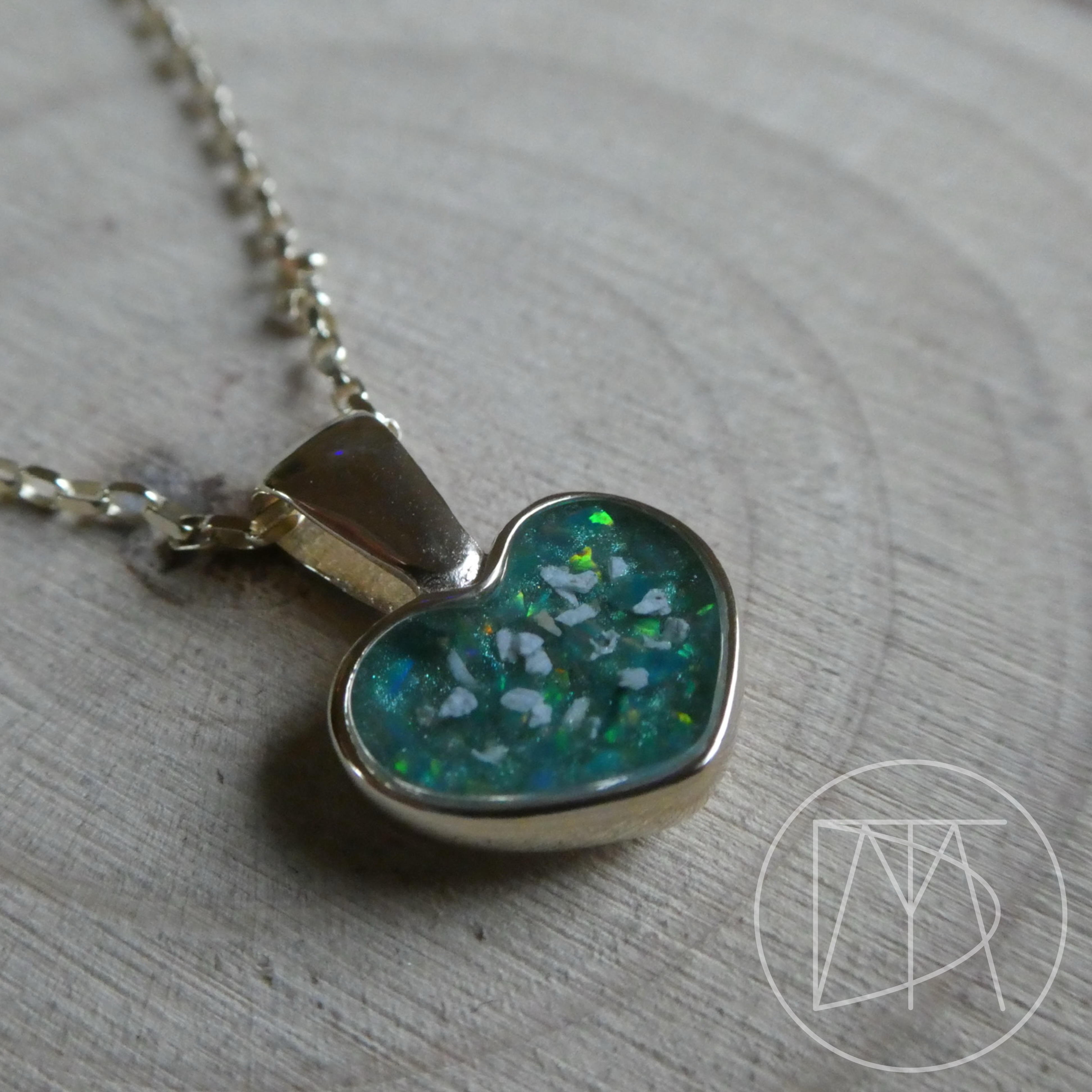 A stunning dark mint opal set in a yellow gold heart, made containing the ashes of a loved one
#memorialjewellery #ashesjewellery #keepsakejewellery