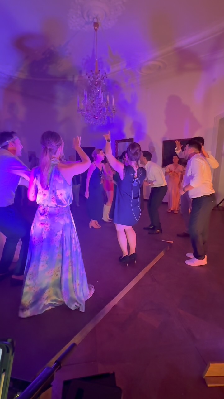Excuuuuuuse me, ist das derselbe Mensch der sich jahrelang überwinden musste, vor einer Handvoll Menschen zu singen?! 🧐 Kann mir manchmal immer noch nicht erklären, wie es dazu gekommen ist dass das mein Job ist. 😅 Hab das früher oft als Nachteil gesehen, dass ich kein klassisches Showgirl bin und mich als ich jünger war so unwohl auf Bühnen und in Menschengruppen gefühlt hab. Jetzt weiß ich, wie viele Kilometer ich gehen musste um mir das alles zu erarbeiten. 💪
Mein größtes Learning in der Zeit: Stimmung zu machen bedeutet nicht, sich selbst übertrieben inszenieren zu können und die Spotlights auf sich zu ziehen. Es bedeutet vor allem authentisches Selbstbewusstsein und Präsenz stückweise aufzubauen und viel Feingespür zu entwickeln. Ich bin nicht dann unterhaltsam, wenn ich immer nur das Zentrum bin, sondern wenn ich absolut ehrliche Freude an der Sache hab. Was ist vor allem gelernt hab ist, Situationen & Menschen zu spüren. Mit Feingefühl das zu fühlen was sie gerade für den Moment brauchen und da selbstbewusst durchzuführen. Das bedeutet auch, immer wieder mal ins kalte Wasser zu springen. Neue Dinge auszuprobieren. Zu lernen, Menschengruppen zu ‚lesen‘. Das hab ich mittlerweile ziemlich gut drauf und darauf bin ich so so stolz! Und das Wichtigste: Mit meinen 2 Teams @solidtunes_music und @fluchtachterlmusic macht das alles einfach unfassbar viel Spaß! ❤️