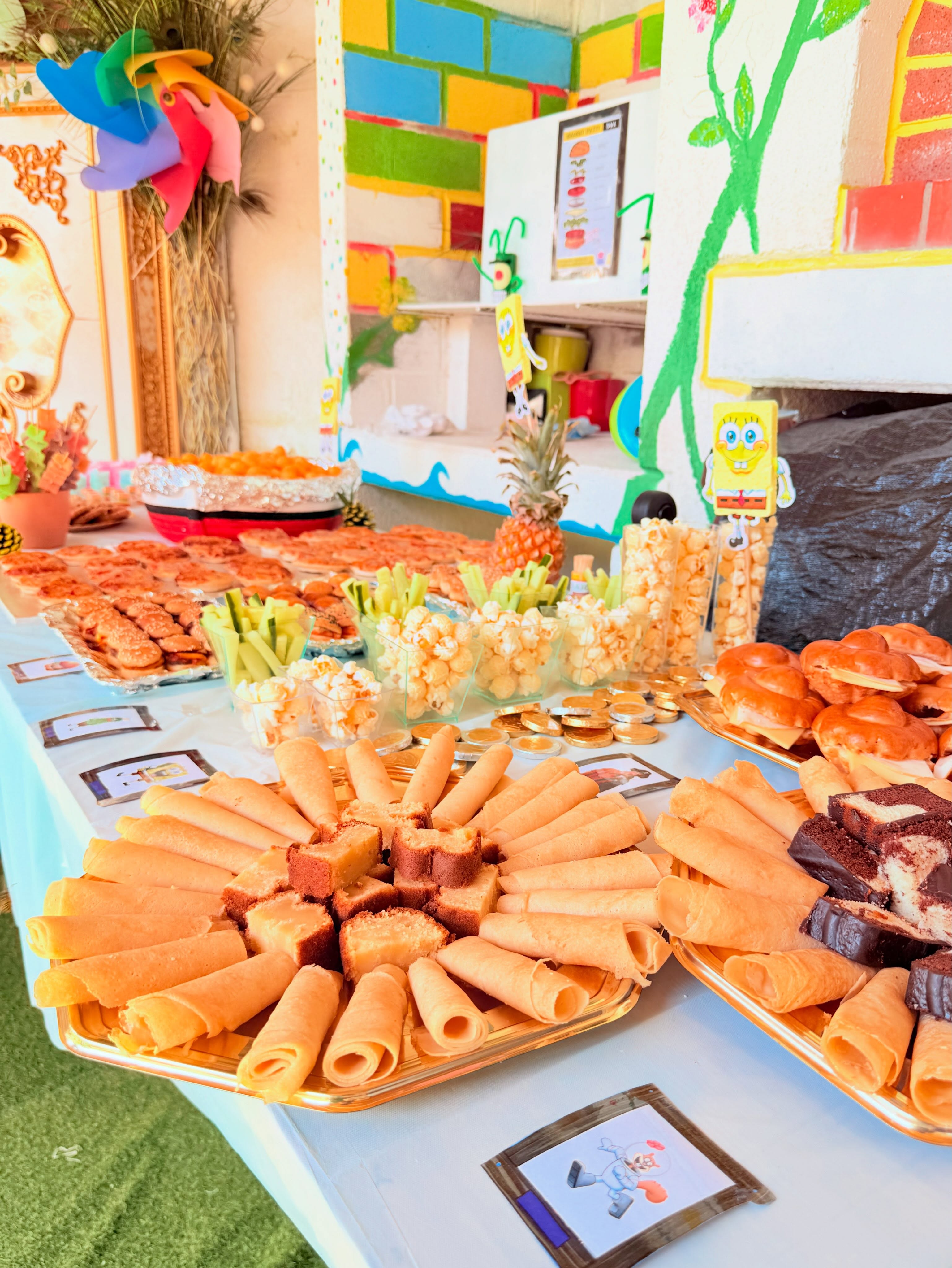 Voici notre incroyable buffet ! 🍔🍍 Tout a été pensé et cuisiné autour des personnages de Bob l’éponge pour le plus grand plaisir des papilles. Restez connectés, la dernière partie des photos arrive ! ✨
Hei ass eisen onheemleche Buffet! 🍔🍍 Alles gouf ronderëm d’Charaktere vu SpongeBob ausgeduecht a preparéiert, fir jidderengem eng Freed ze maachen. Bleift drun, de leschten Deel vun de Fotoe kënnt geschwënn! ✨