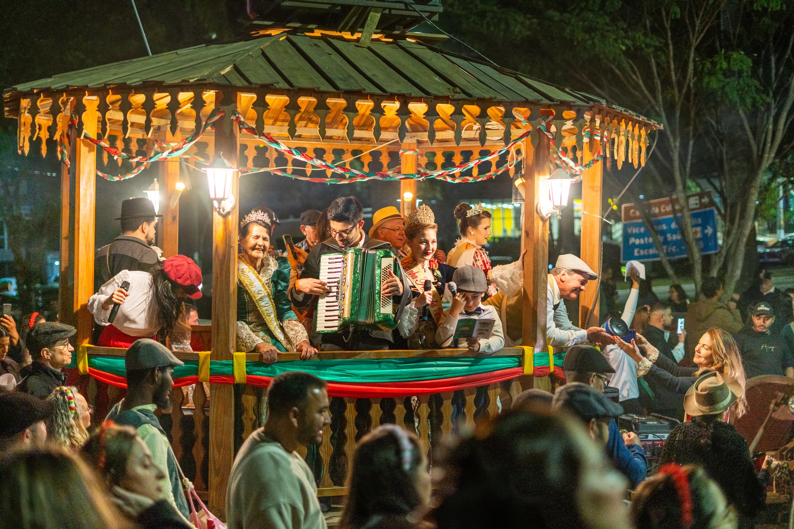 🎶🇮🇹 A cada saída, uma nova história. Na Providência, não foi diferente!
As ruas ganharam vida ao som das tradicionais canções italianas, reunindo famílias, amigos e visitantes em uma noite repleta de alegria, emoção e boas lembranças. Cada parada reforçou o verdadeiro significado da Serenata Italiana: celebrar nossas origens, preservar a cultura e aproximar gerações.
Obrigado a todos que abriram suas portas, compartilharam sorrisos e fizeram da saída da Providência mais um capítulo inesquecível da nossa história. Que essa tradição continue ecoando por muitos e muitos anos! ❤️🍷
#SerenataItaliana #FestaDaPolenta #VendaNovaDoImigrante #EntreGerações #TradiçãoItaliana CulturaItaliana MemóriasQueEncantam