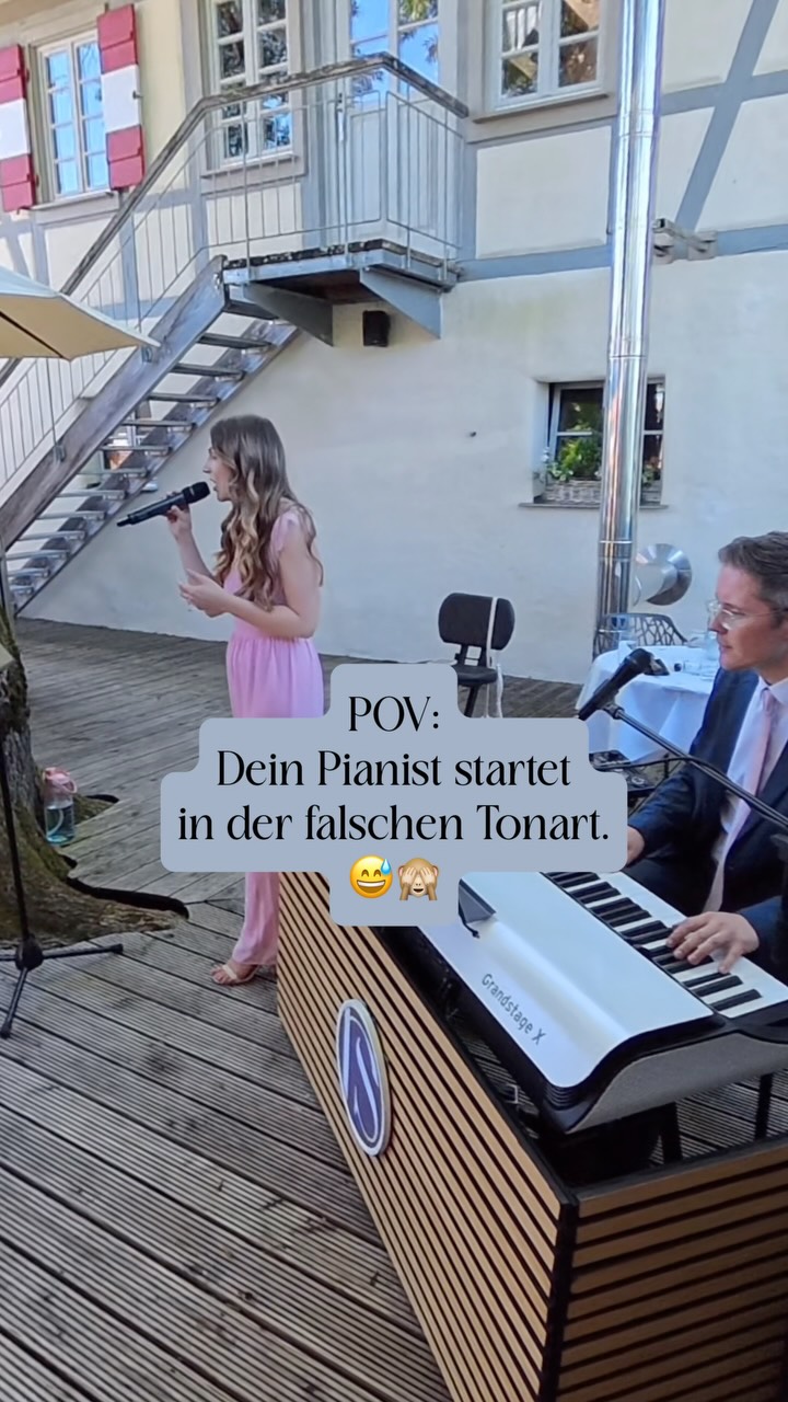 Live ist eben live. 😄😂
Wir haben beim Sektempfang zum ersten Mal “It’s So Easy” von Olivia Dean gespielt – und direkt beim ersten Akkord war klar: Irgendwas ist anders. 🎹😂
Der Transpose-Knopf war noch aktiviert und plötzlich war der Song deutlich höher als geplant. Also hieß es: kurz schlucken und einfach weitersingen.
Es fiel mir ehrlich gesagt gar nicht so leicht, mir nichts anmerken zu lassen. 😅 Zum Glück war es beim Sektempfang nicht allzu auffällig – und erstaunlicherweise hat der Song selbst in der deutlich höheren Tonart noch ganz gut funktioniert.
Danach haben wir ihn natürlich noch einmal in der richtigen Tonart gespielt. 🎶
Wie hättet ihr reagiert? Mittendrin abbrechen oder einfach durchziehen? 😄👇