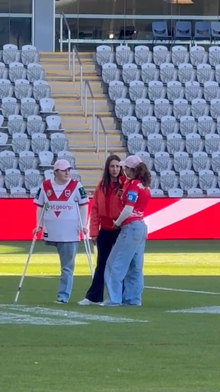 A huge thank you to @dragons_nrlw for partnering with Cancer Chicks at their last game!
@bianca.rammesmayer and @kasey_rowles19 were interviewed on the field, and got to share their stories, advocating for Cancer Chicks.
It was such a special day. 💖
#cancer #charity #dragons #nrlw #cancerawareness