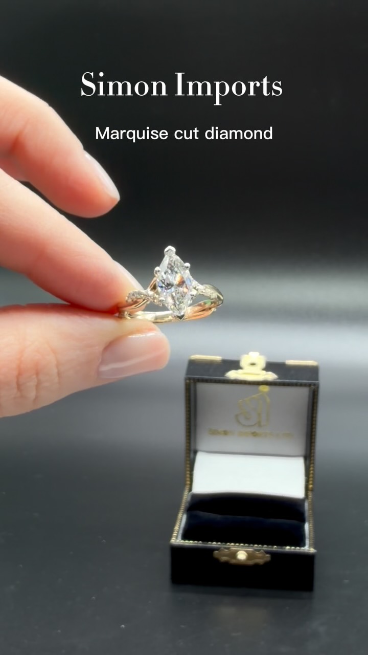 ✨ Stop scrolling… this is what dream ring looks like✨
A breathtaking marquise diamond set in 14kt yellow gold with a diamond-accented band😍
💎😎💎Friday Rocks💎😎💎
#simonimports #fridayrocks #luxuryjewellery #engagementrings #diamond