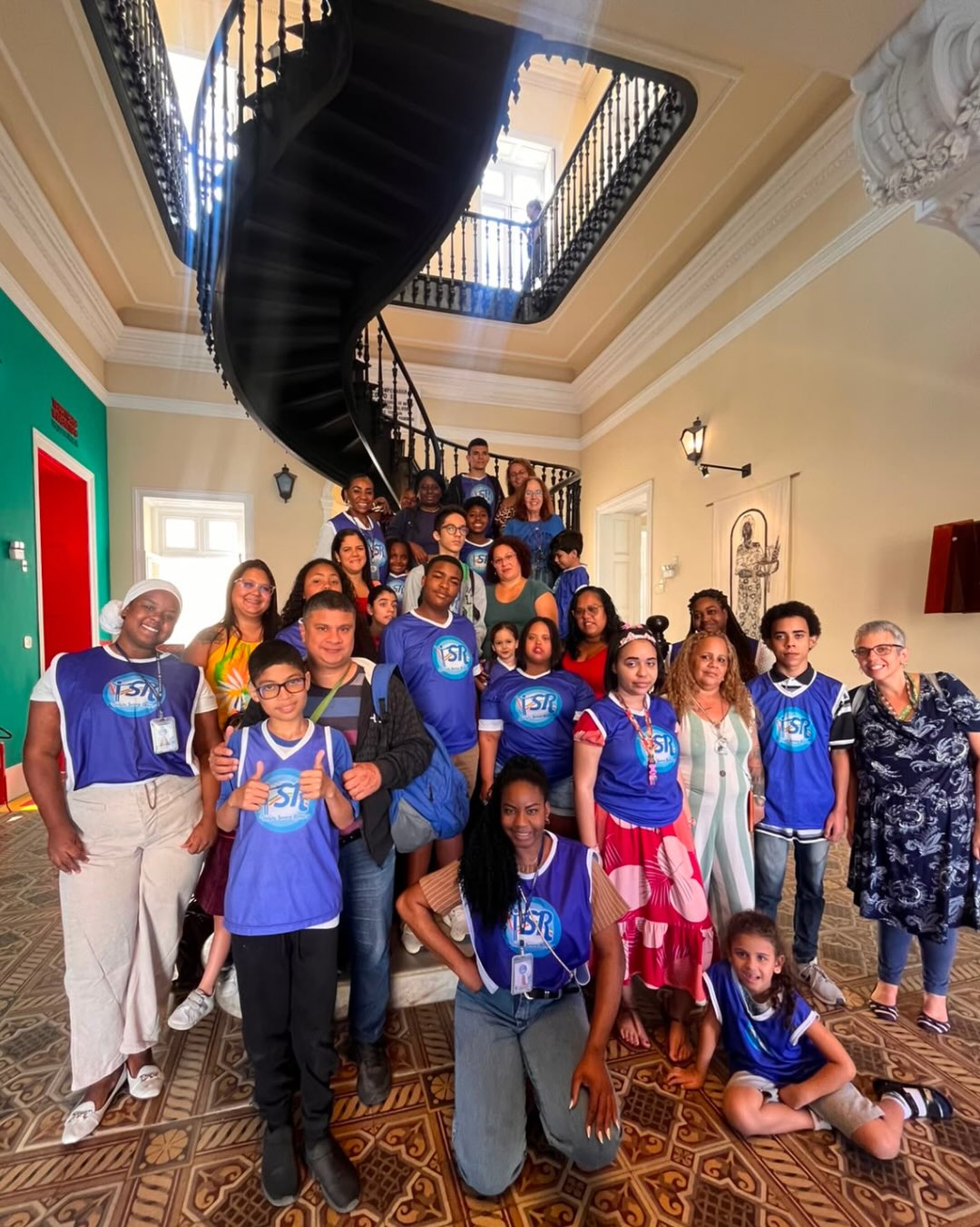 Conhecer a história é fortalecer a identidade. ✊🏿🖤
A visita ao MUHCAB – Museu da História e da Cultura Afro-Brasileira proporcionou às crianças, aos adolescentes e às suas famílias uma importante experiência de valorização da cultura, da memória e da ancestralidade afro-brasileira.
Mais do que uma visita, foi um momento de aprendizado, reflexão e reconhecimento das contribuições da população negra para a construção do Brasil, reforçando a importância da preservação da história, da diversidade e do respeito.
Experiências como essa ampliam horizontes, fortalecem identidades e reafirmam o valor da cultura como instrumento de inclusão, cidadania e transformação social.
#InstitutoSeveraRomana #MUHCAB #CulturaAfroBrasileira #Ancestralidade #EducaçãoAntirracista