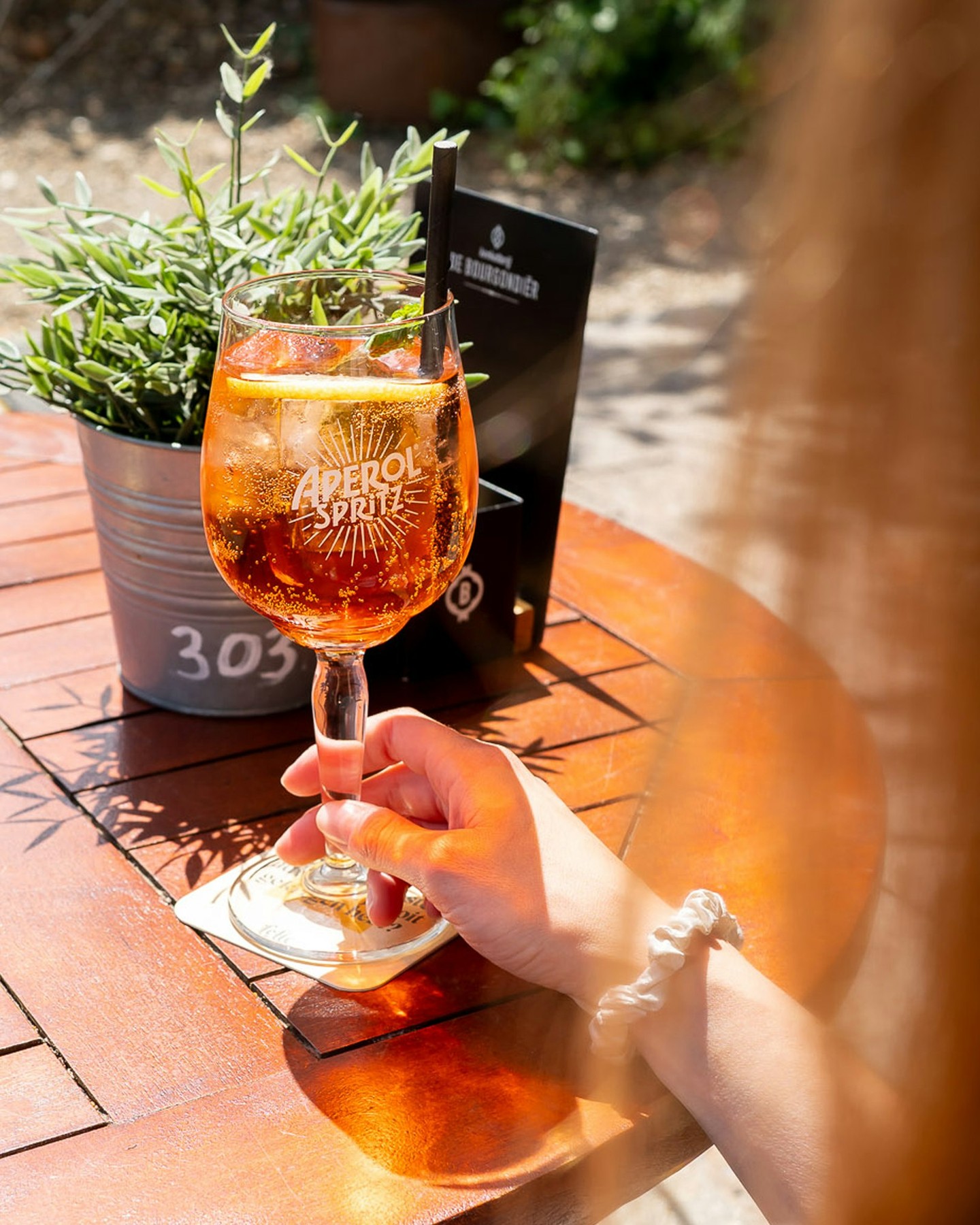 ๐งก ๐ฆ๐ฝ๐ฟ๐ถ๐๐ ๐ผ'๐ฐ๐น๐ผ๐ฐ๐ธ!
Zonnig weer, goed gezelschap en een heerlijk terras... dat vraagt om een Aperol Spritz! ๐น
Fris, licht bitter en heerlijk verfrissend. De perfecte keuze om samen te proosten met uitzicht over Maastricht, na een wandeling op de Sint Pietersberg of gewoon omdat het kan.
Kom jij binnenkort genieten op ons terras? โ๏ธ
#BergbrasserieMontenova #AperolSpritz #TerrasWeer #Maastricht #SintPietersberg
