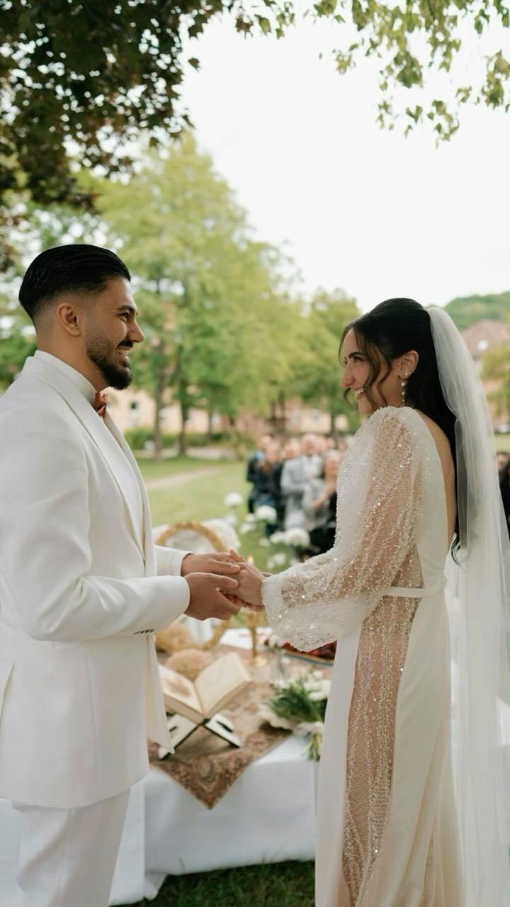 Happy Wedding 💍.
Findet ihr auch, dass manche Brautkleider einfach etwas Besonderes ausstrahlen? 🤍
Dieses Kleid ist alles – nur nicht gewöhnlich. Modern, elegant und mit einer Prise Sexyness. Die funkelnden transparenten Ärmel, der tiefe Rückenausschnitt und die fließende Silhouette machen es zu einem echten Hingucker – stilvoll, selbstbewusst und einzigartig.
Und dann kommt dieser eine Moment…
Wenn sich zwei Menschen ansehen und wissen: Für immer beginnt genau hier.
Liebe Sana , lieber Pouya ,
wir gratulieren euch von Herzen zu eurer Hochzeit und wünschen euch eine gemeinsame Zukunft voller Liebe, Vertrauen, Gesundheit und unvergesslicher Augenblicke.
Möge euer gemeinsamer Weg immer von Lachen, Zusammenhalt und ganz viel Glück begleitet sein.
Danke, dass wir euch auf einem so besonderen Abschnitt eures Lebens begleiten durften.
Findet ihr, dass dieses außergewöhnliche Kleid perfekt zu dieser wunderschönen Hochzeit passt? Erzählt es uns in den Kommentaren.
Mit Liebe,
Eure Maria & das Team von Puntosposa 🤍
#brautkleid #braut2027 #brautmodesaarland #hochtzeit #heiratenimsaarland