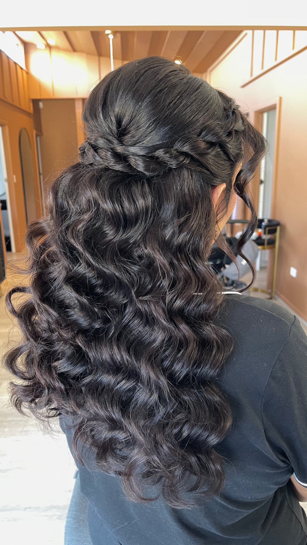 Growing up with fine, flat hair, I always wished someone could show me how to get lasting volume without it feeling fluffy, messy or crunchy.
It’s now one of my specialties - helping brides who feel the same way achieve full, dimensional, romantic styles that last all day ✨
Makeup @courtneyleighhollins
Venue @cavershamhouse