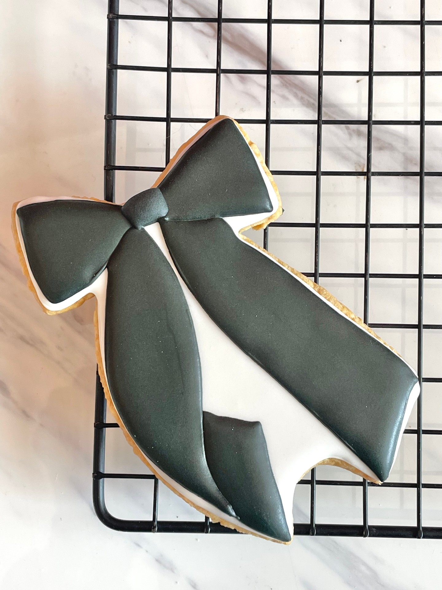 A glamorous Vogue theme for a 13th birthday. White cookies with black ribbons. Season 13, episode 1. I thought that was fun!
.
.
#customcookies #johannesburgbaker #randburgcookies #sacookiecommunity