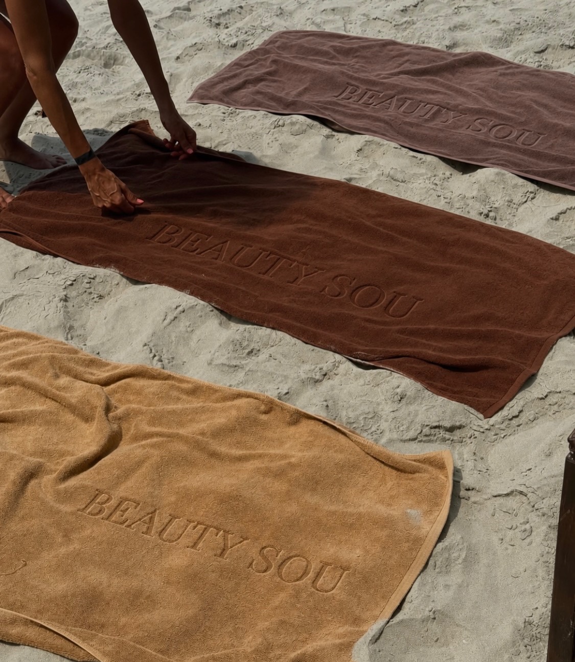 Beach days, sun-kissed skin & little rituals that make summer feel even better. 🤍
Your favorite Beauty Sou body creams, wrapped in our limited summer pouches and ready to follow you everywhere.
Because skincare should travel with you. 🌊✨
#BeautySou #SummerEssentials #BodyCare