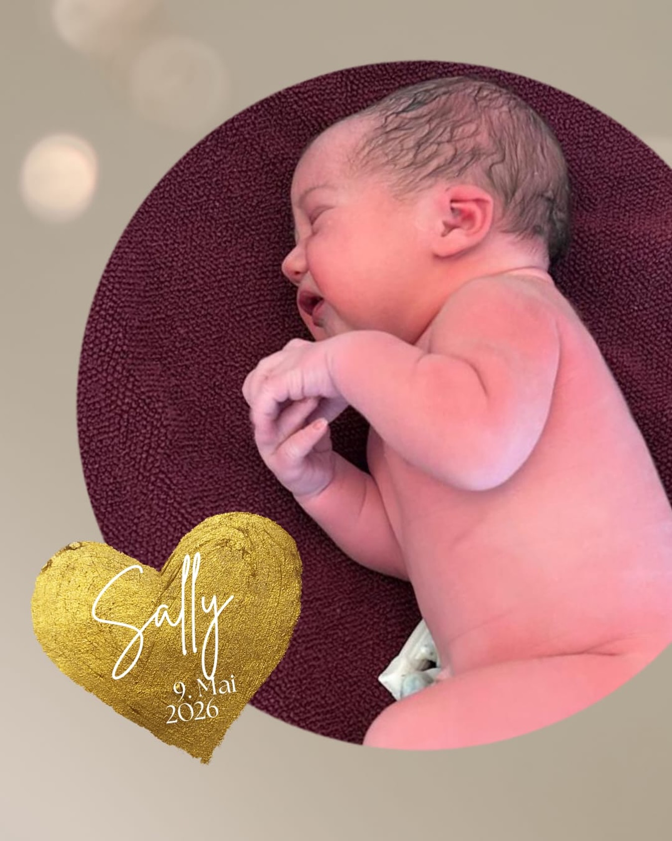 Herzlich Willkommen, kleine Sally! 🌼
Auf dich haben alle ganz sehnsüchtig gewartet! Vor allem deine Eltern und beiden großen Brüder!
Als es endlich losging, nach immer wiederkehrenden Phasen von Übungswehen bei denen deine Mama öfter dachte es könnte losgehen, war die Freude riesig!
Angekommen im Geburtshaus schienen die Wehen sich erstmal beruhigt zu haben. Doch kaum konnte deine Mama sich in der Wanne entspannen, nahm alles wieder Fahrt auf und bereits nach kurzer Zeit durfte deine Mama dein Köpfchen mit ihren Händen ertasten und dich in ihre Arme schließen! Auch dein Papa konnte es nicht fassen wie schnell du aufeinmal da warst!
Schön, dass es dich gibt - Sally! Du bist in eine wunderbare Familie mit zwei großen Brüdern geboren!
#28 #außerklinischegeburtshilfe #geburtshaus #hebammen #liebeaufdenerstenblick