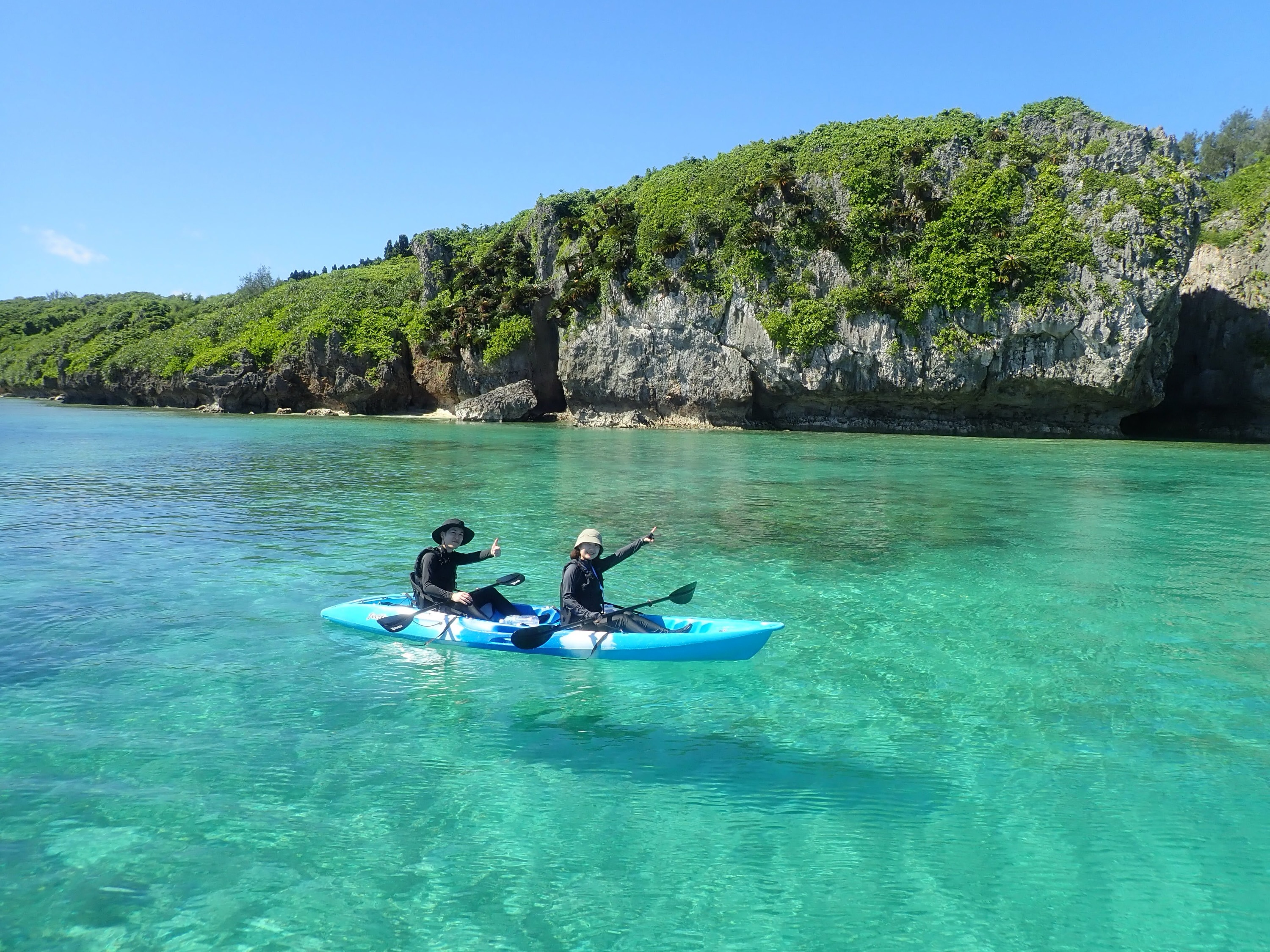 シーカヤッククルージング&シュノーケリング体験🛶🐠
この日は穏やかな海で、
シーカヤックを漕ぎながら透明度抜群の海をクルージング♪
途中からはシュノーケリングへ。
色鮮やかな熱帯魚やサンゴを間近で観察しながら、
沖縄の海をゆっくり満喫していただきました😊
シーカヤックは初めての方やお子様連れのご家族でも楽しみやすく、のんびりと景色を眺めながら進めるのも魅力です。
その日の風や波のコンディションに合わせて、
今帰仁・古宇利島・本部エリアの
ベストポイントへご案内しております。
沖縄旅行の思い出に、ぜひ遊びにいらしてください🏝️
ご参加いただき、ありがとうございました♪
#今帰仁村
#古宇利島
#SUP
#シーカヤック
#シュノーケリング
日本SUP指導者協会
公認スクール
SUPインストラクター
シュノーケリングインストラクター
水難救助員
────────────
📍GOODGOODSUN
SUP・シーカヤック・シュノーケリング体験
少人数・貸切ツアー開催中