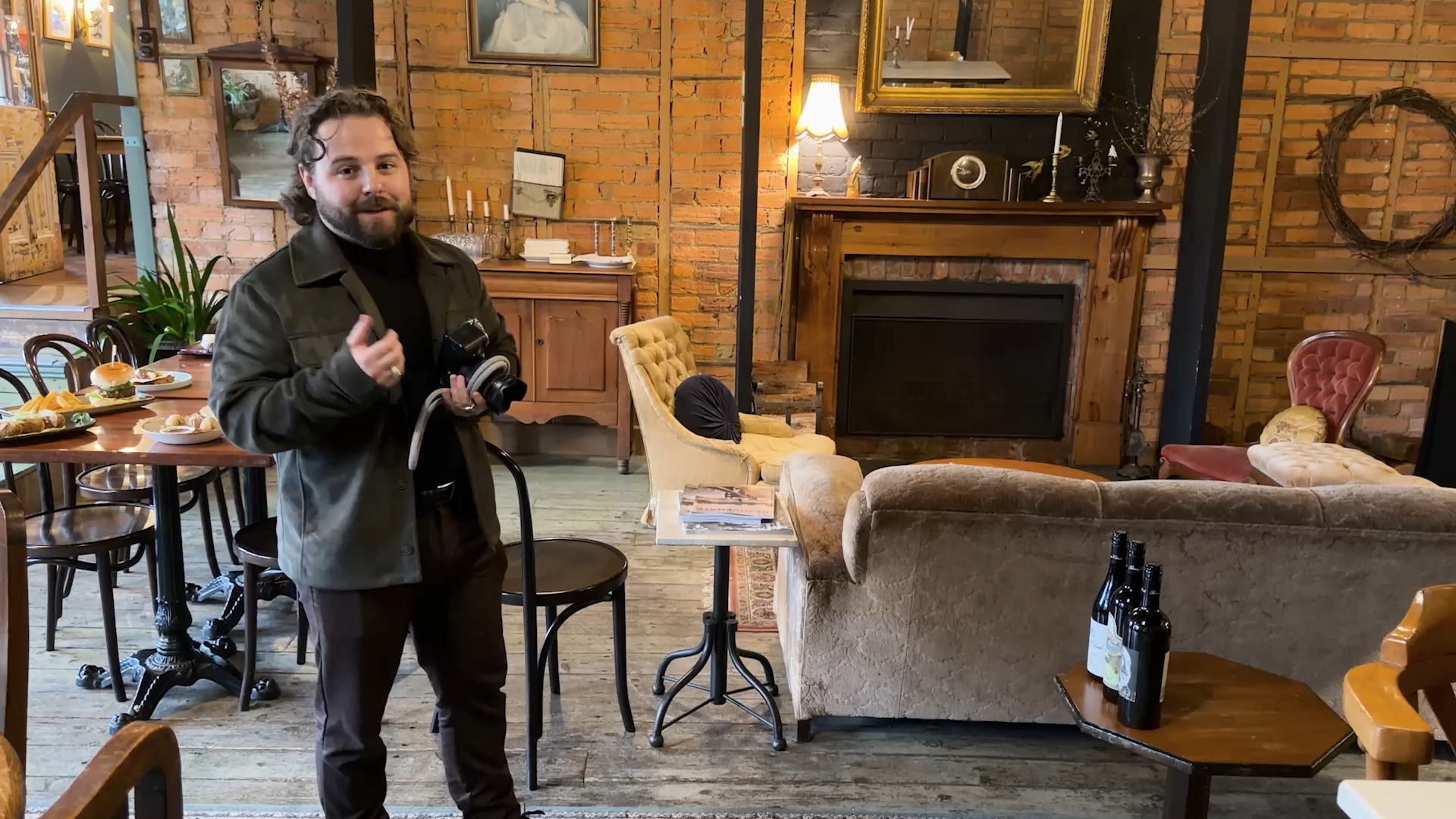 Playing with what the light and the room gives you, Nic's specialty. The most unlikely objects can throw a reflection that completely changes a shot. On shoot at @thecosmopolitanhotel.
#macedonranges #trentham #bts #commercialphotography #kgmgcreative