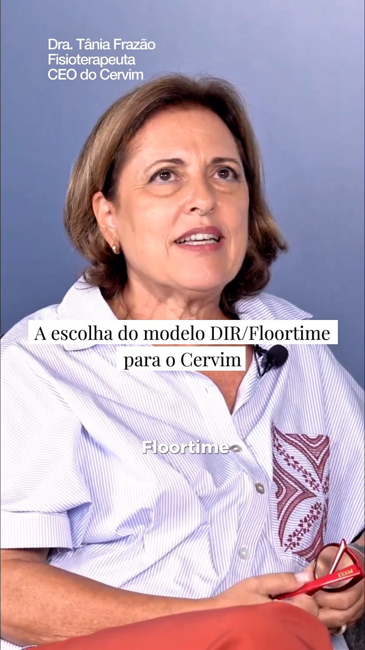 Aqui no CERVIM, nada é por acaso. E a escolha pelo modelo DIR/Floortime também não foi.
Neste trecho, a Dra. Tânia compartilha como conhecer o modelo DIR/Floortime representou uma verdadeira luz em sua trajetória profissional e na forma de compreender o desenvolvimento infantil.
O DIR/Floortime parte de um princípio essencial: cada criança é única. Mais do que ensinar habilidades isoladas, o modelo busca fortalecer as bases do desenvolvimento emocional, da comunicação, da autorregulação e das relações, sempre respeitando as diferenças individuais.
Outro ponto fundamental é que o desenvolvimento não acontece apenas durante a terapia. A família, os cuidadores e o ambiente em que a criança vive fazem parte do processo. Quando esses elementos caminham juntos, as oportunidades de aprendizagem se tornam mais significativas, naturais e funcionais.
É por isso que acreditamos em um cuidado que vai além da sessão terapêutica. Construímos, junto às famílias, caminhos para que cada interação do dia a dia possa favorecer o desenvolvimento da criança.
Evoluir é resultado de conexões, relações e experiências que fazem sentido. ❤️
#dirfloortime #cervim #cervim20anos #fisioterapia #desenvolvimentoinfantil