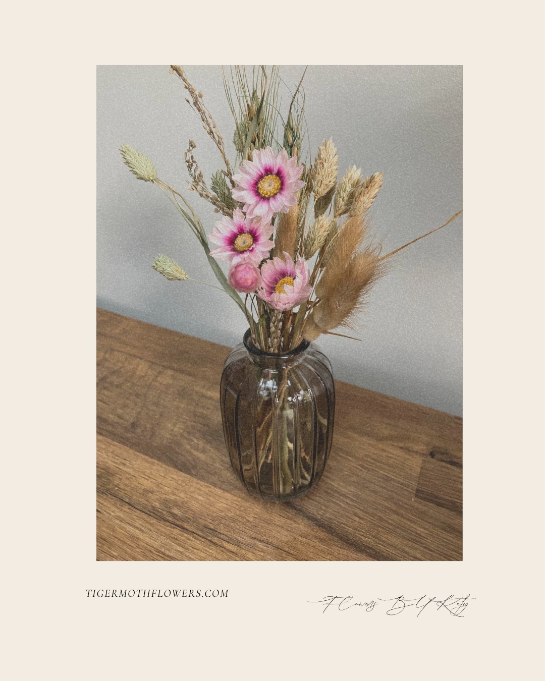 Love these soft pink daisies—so many textures created with dried flowers.
#driedflowers
#driedflowertextures
#texturalflowers
#pinkdrieddaisies
#softpinkflowers