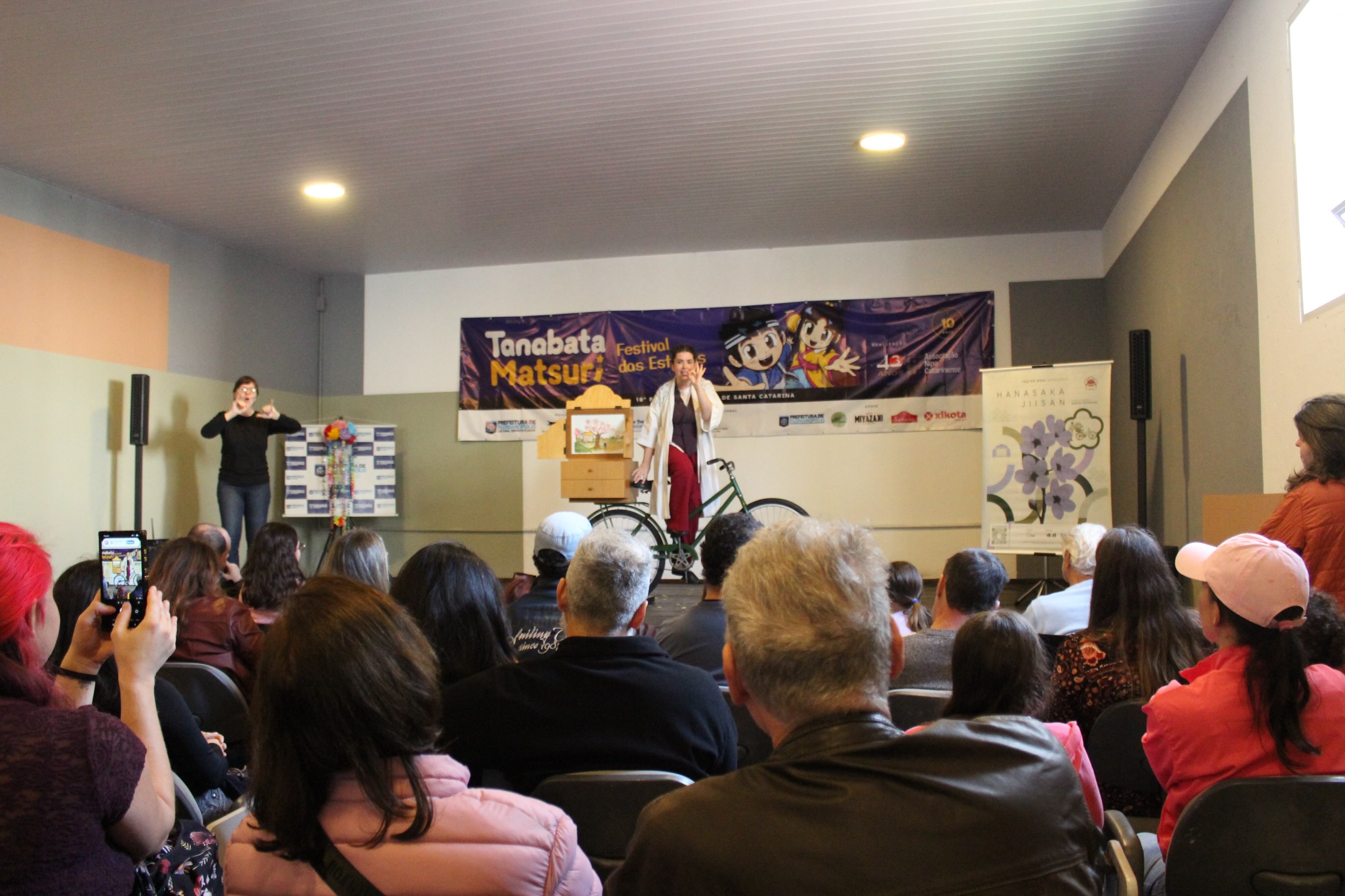 📍FLORIANÓPOLIS - Hanasaka Jiisan: circulando por SC 🌸
No último final de semana estivemos no 10º Tanabata Matsuri da @nipocatarinense com este projeto, apresentando “O velho que faz florescer árvores e o fiel Shiro”, ministrando a oficina “Criando histórias com Kamishibai” e entregando para a biblioteca da Associação Nipo-Catarinense um exemplar do livro “Udo”.
Para nós foi uma alegria imensa, pois pela primeira vez participamos de um festival da cultura japonesa.
Agradecemos o @ricardononaka que gentilmente nos acompanhou desde o início dessa produção e que foi a ponte para que estivéssemos neste dia tão especial, à Fran que foi nossa produtora local, a @aline_iolanda pela interpretação em libras e todas as crianças, jovens e adultos pelos encontros tão bonitos que levamos no coração!
Proposta Cultural selecionada no Prêmio Elisabete Anderle de Estímulo à Cultura – Edição 2025, realizada com recursos do Governo do Estado de Santa Catarina, por meio da Fundação Catarinense de Cultura (FCC). @fcc.cultura
📸 @taiaproducoes
#fcc #HanasakaJiisan #TeatroDori #elisabeteanderle