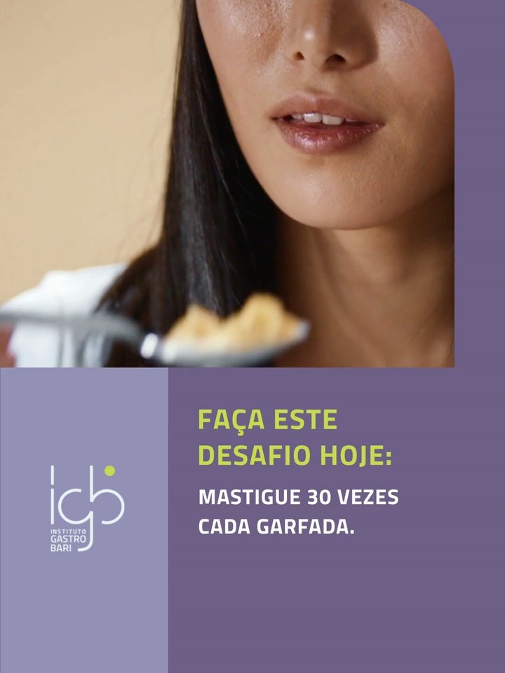 Você sabe quantas vezes mastiga cada garfada?
A maioria das pessoas nem percebe, mas comer rápido e mastigar pouco pode dificultar a digestão, aumentar desconfortos e atrapalhar a percepção da saciedade. Após a cirurgia bariátrica, esse cuidado se torna ainda mais importante.
Mastigar cerca de 30 vezes cada garfada ajuda a triturar melhor os alimentos, facilita o processo digestivo, melhora a absorção dos nutrientes e reduz o risco de desconfortos durante as refeições.
Parece um detalhe, mas são justamente os pequenos hábitos que constroem grandes resultados ao longo da jornada.
💜 Desafio do dia: na sua próxima refeição, conte 30 mastigações antes de engolir. Depois conte para a gente: foi mais difícil ou mais fácil do que você imaginava?
#InstitutoGastroBari #CirurgiaBariatrica #PosBariatrico #AlimentaçãoConsciente #Mastigação SaúdeDigestiva TratamentoDaObesidade CuidadoContinuo QualidadeDeVida