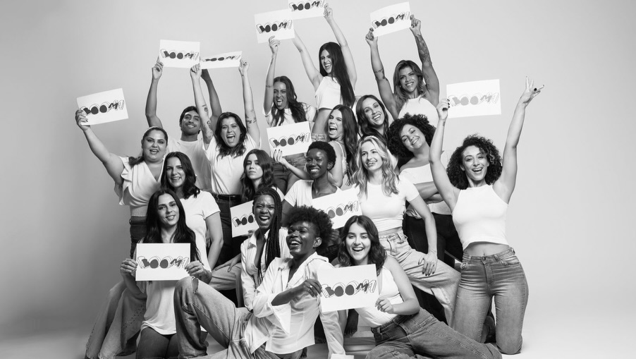 Elas inspiraram. Elas compartilharam muito mais do que conhecimento: dividiram histórias, experiências e diferentes formas de enxergar a moda, a criatividade e a vida.
Cada uma, do seu jeitinho. Cada uma com sua essência. E foi exatamente essa diversidade que tornou suas participações no BOOM! Novos Talentos tão especiais. Arraste para o lado e confira!!!
Somos imensamente gratos por termos caminhado ao lado dessas mulheres incríveis, que deixaram sua marca e inspiraram uma nova geração de talentos.
E aí... já conseguem imaginar o que estamos preparando para a próxima edição?
#FriburgoFashionWeek #BOOMNovosTalentos