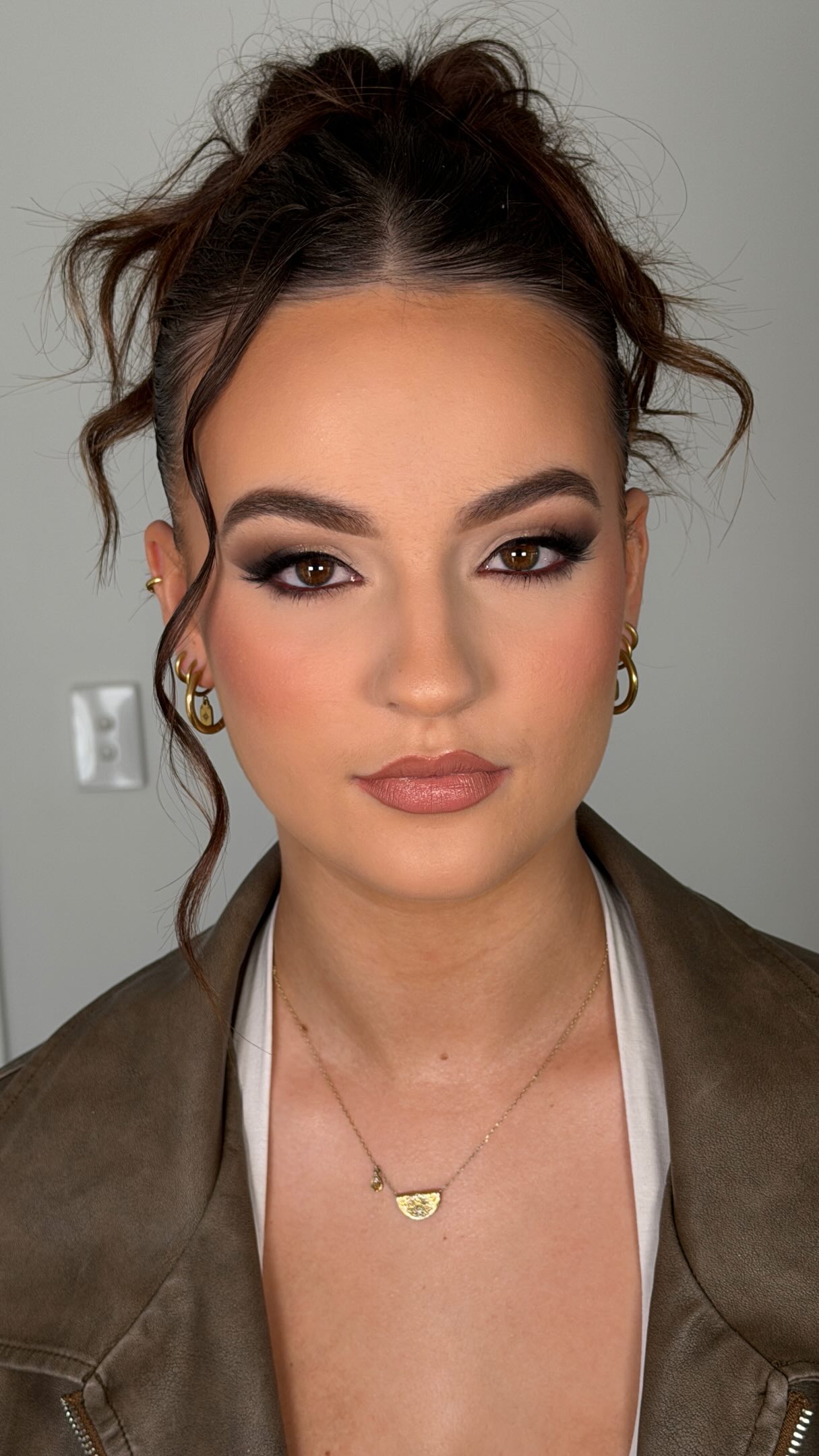 The tutorial youโve all been asking for โค๏ธโ๐ฅ
part one: eyes
Model: @felicityrawlins
Hair: @felicity.a.hunnys.hair
@hudabeauty concealer
@plouise_makeup_academy eyeshadows
@albeauty_xo pigment
@modelrocklashes mega wispy 8
@anastasiabeverlyhills brow wiz and powder
@medicube_global_official PDRN eye cream
#canberramakeupartist #canberramodel #makeupmodel #makeupclient #smokeywing