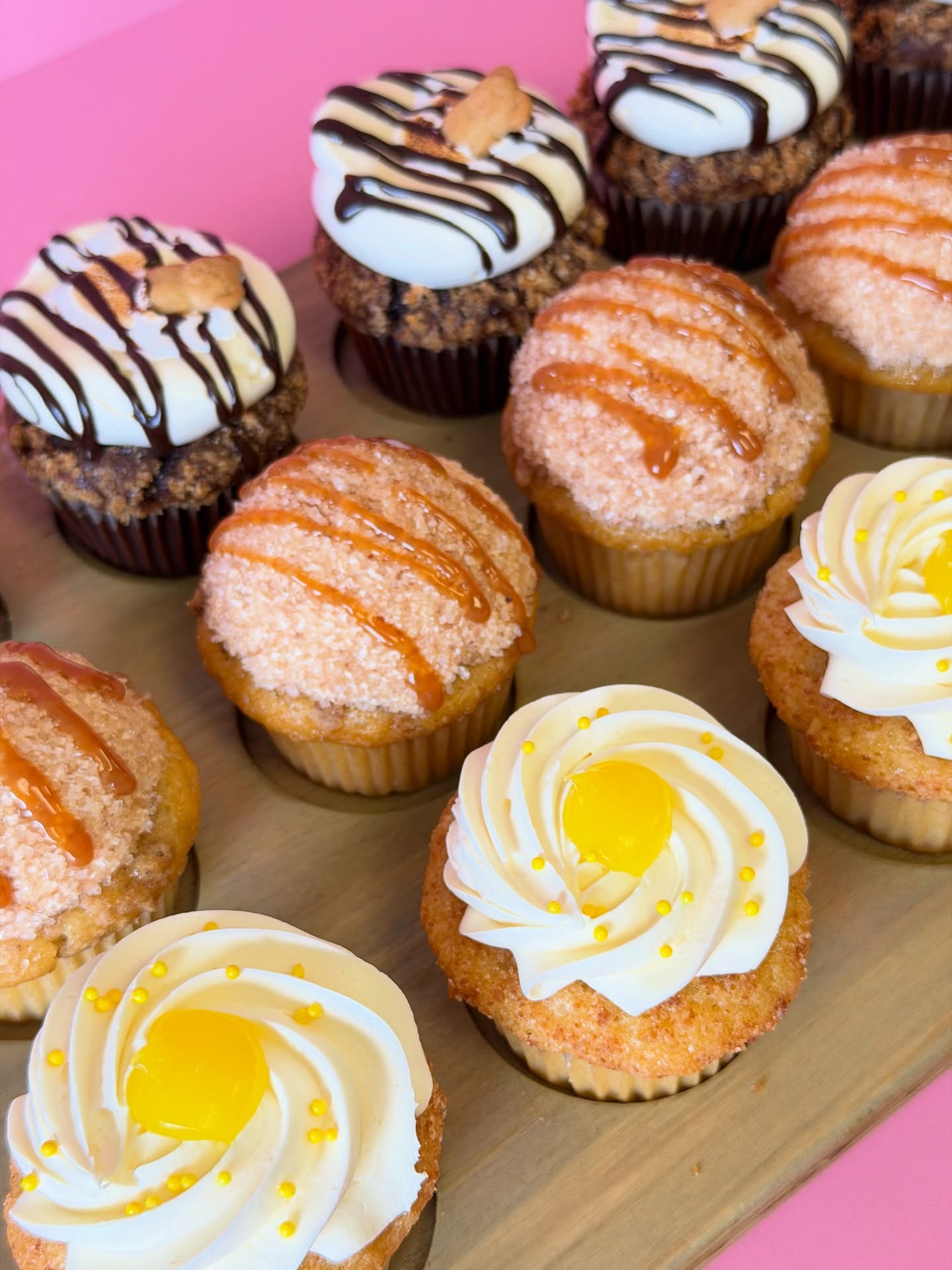 Summer called... it wants you to try these. ☀️🧁🍋
Lemon Cheesecake, S’mores & Caramel Churros are waiting in our walk-in case!
We’re open today from 10AM to 2PM😁
#WalkInCupcakes #SummerFlavours #LemonCheesecake #SmoresCupcake #CaramelChurros #MississaugaBakery #StreetsvilleBakery #MississaugaCakes #GTABakery #NutFreeBakery #NutFreeCupcakes #CupcakeLovers #SupportLocalMississauga #SweetTreats #SwirlsCupcakes