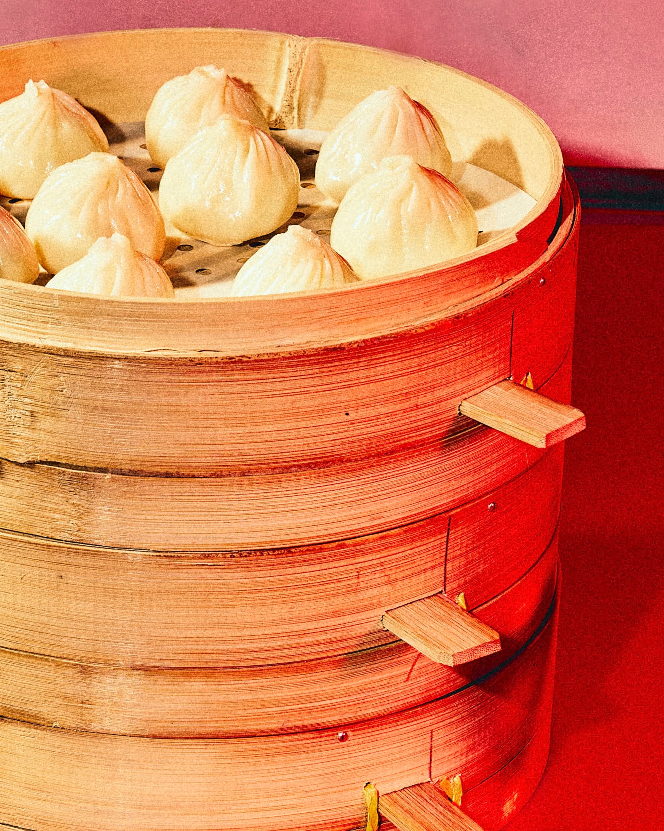 Des paniers bien chauds, une table bien remplie, et cette envie d’en commander un de plus tout l’été 🥢
#mtlblog #mtlfood #mtleats #dumpling #ottawafoodies