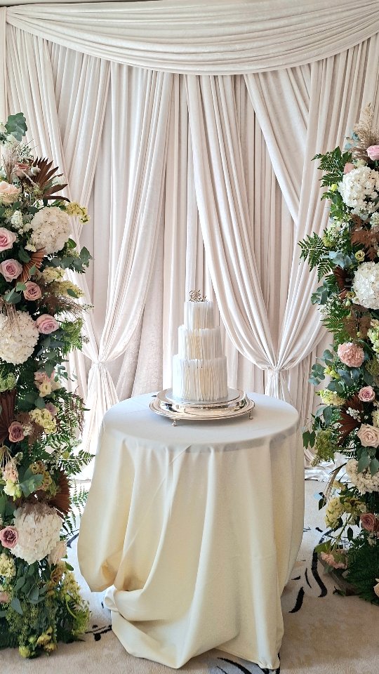 A little bit of luxe draping...
Florals by @olflowersarmagh