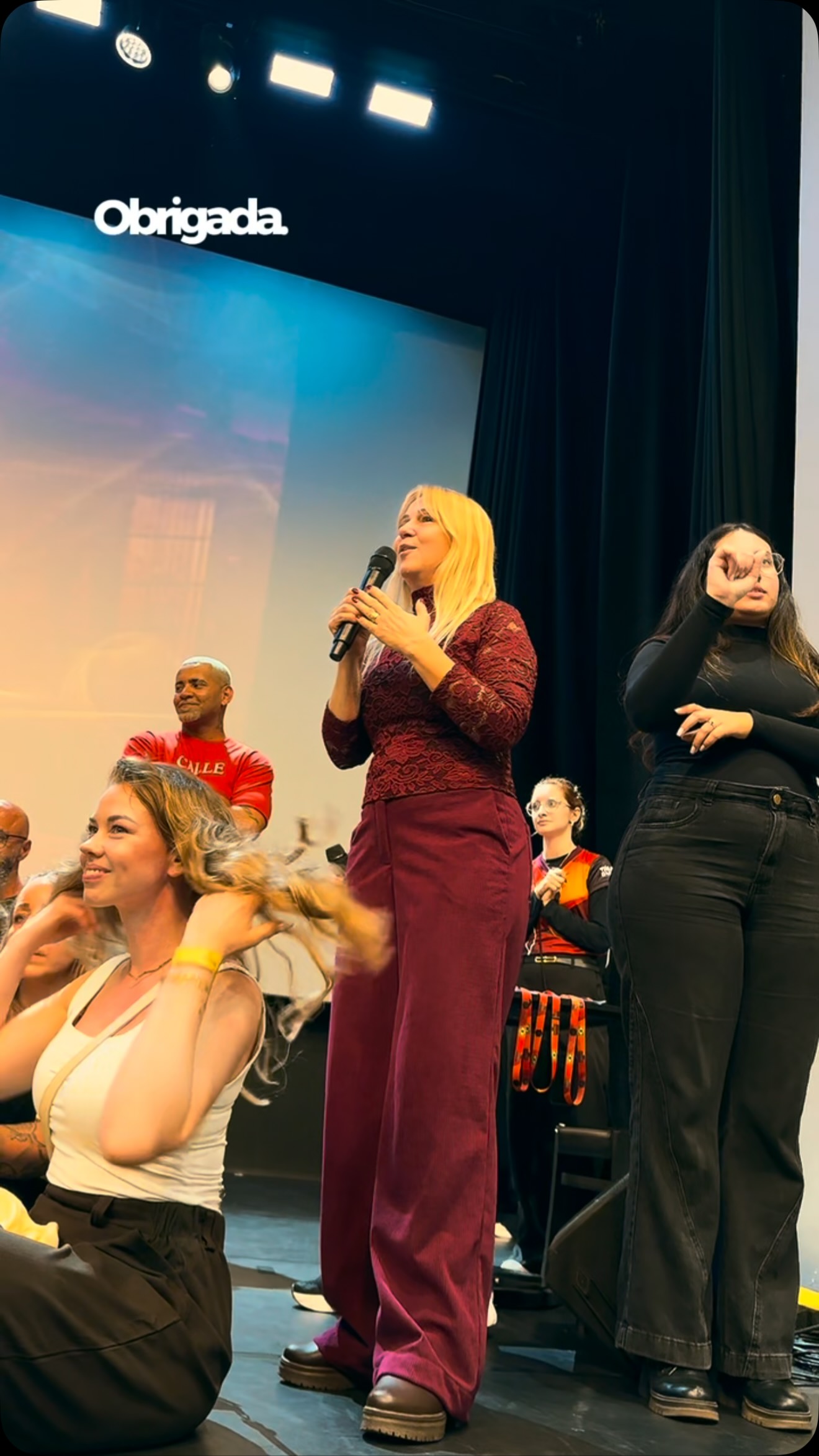 Nosso agradecimento a quem compartilhou conhecimento, sensibilidade e um olhar inspirador ao longo de todo o festival. ✨
Cada avaliação, orientação e palavra de incentivo fizeram parte da experiência de tantos bailarinos e grupos. Foi uma honra contar com jurados tão especiais nesta edição.
Obrigado por contribuírem para que a dança siga transformando vidas. 💙