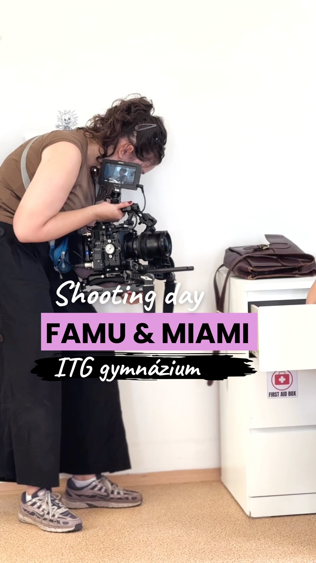 Camera? Rolling. Action! 🎥
Naše škola se o prázdninách proměnila ve filmový plac! 🏫✨
Propůjčili jsme naše jedinečné prostory FAMU a ve spolupráci s týmem z Miami u nás právě vzniká část nového studentského filmu. 🌎🇺🇸🇨🇿
Poznáte, ve které učebně se právě točí? 👀👇
#famu #filmmaking #studentskyfilm #nataceni #itg