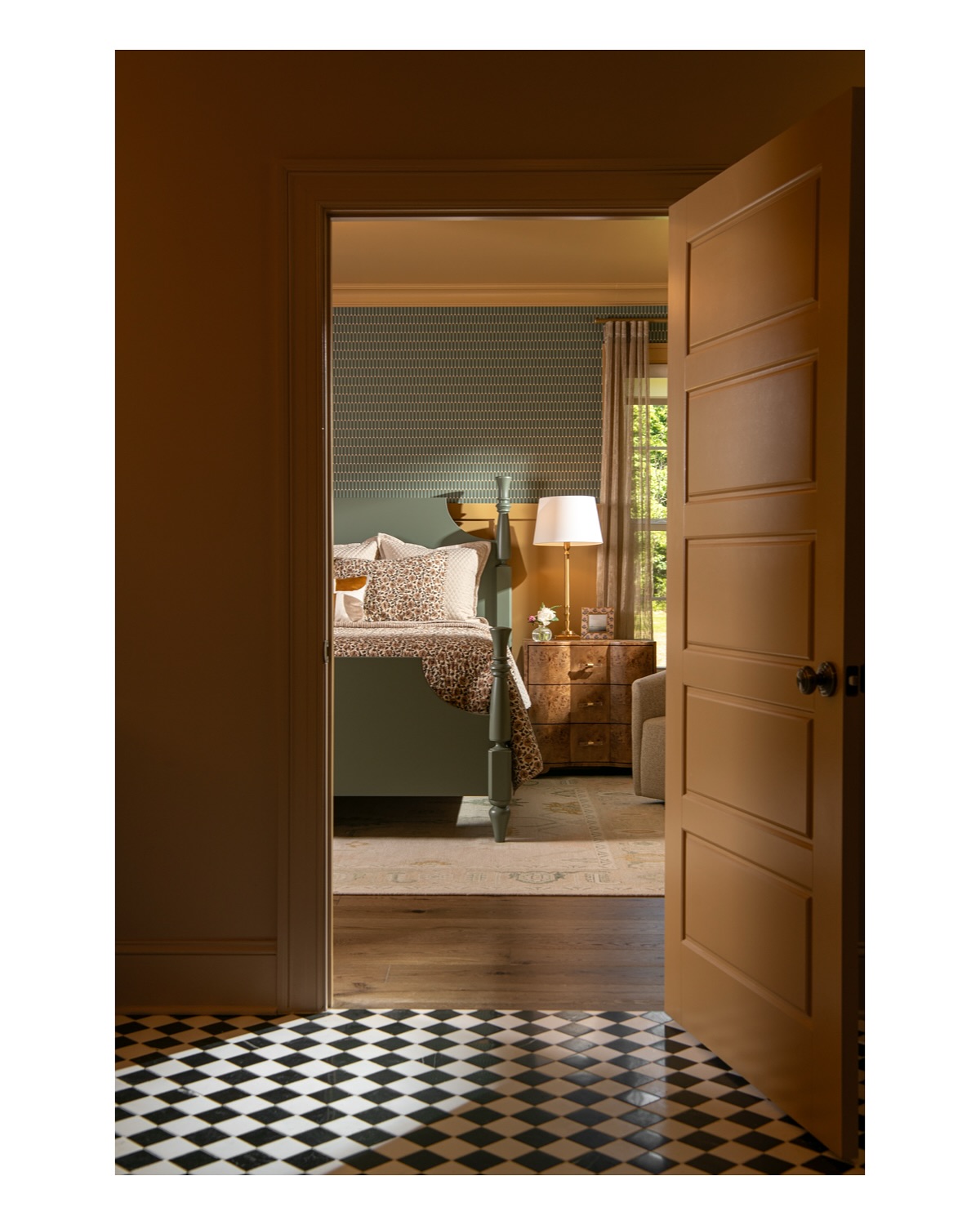 One of my favorite moments on this shoot was finding this shot of the primary bedroom through the en suite door. I was setting up a shot in the primary bath (see the second image in this carousel) and the view into the bedroom made my eyeballs giggle. Mine totally do that, by the way 😉 What makes your eyeballs giggle?
design: @marblemooninteriors
photography: @laura_visioni