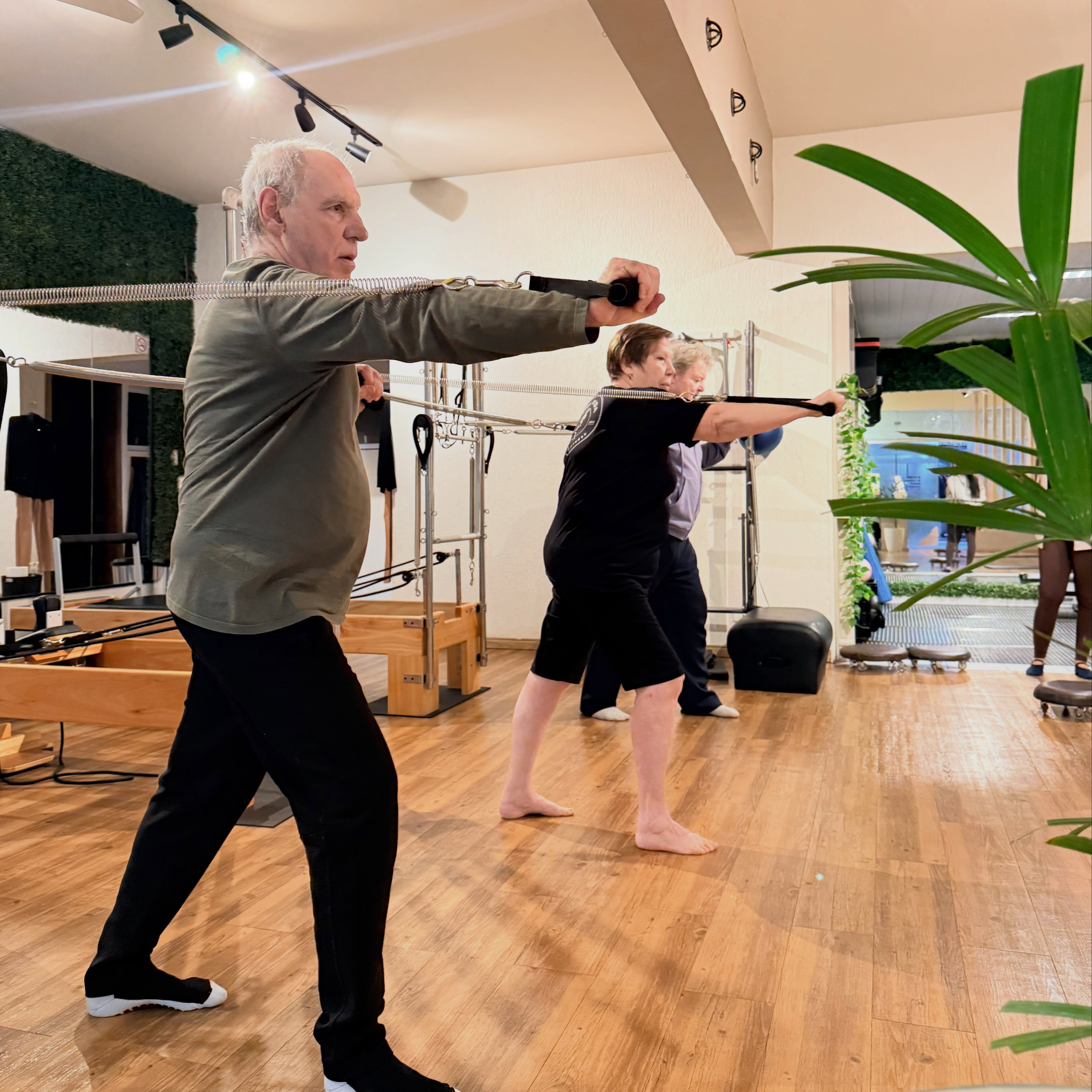 No Pilates, cada movimento fortalece o corpo, melhora o equilíbrio, aumenta a flexibilidade e traz mais disposição para o dia a dia.
Venha descobrir como o Pilates pode transformar a sua rotina, em qualquer fase da vida!
✨ Agende sua aula experimental e sinta a diferença desde a primeira aula.