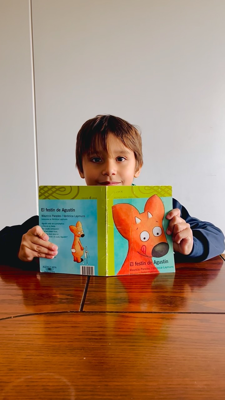 #RecomendandoLibros 📚
Leer es una invitación a explorar nuevas ideas, conocer diferentes realidades y dejar volar la imaginación. En esta oportunidad, uno de nuestros alumnos comparte un libro que disfrutó y nos cuenta por qué lo recomienda, animando a otros estudiantes a encontrar su próxima gran lectura.
Cada página leída fortalece el aprendizaje, enriquece el vocabulario y fomenta el pensamiento crítico, haciendo de la lectura un hábito que acompaña a nuestros estudiantes dentro y fuera del aula.
¡Agradecemos a nuestro alumno por compartir su recomendación y motivar a nuestra comunidad a seguir descubriendo el valor de los libros!