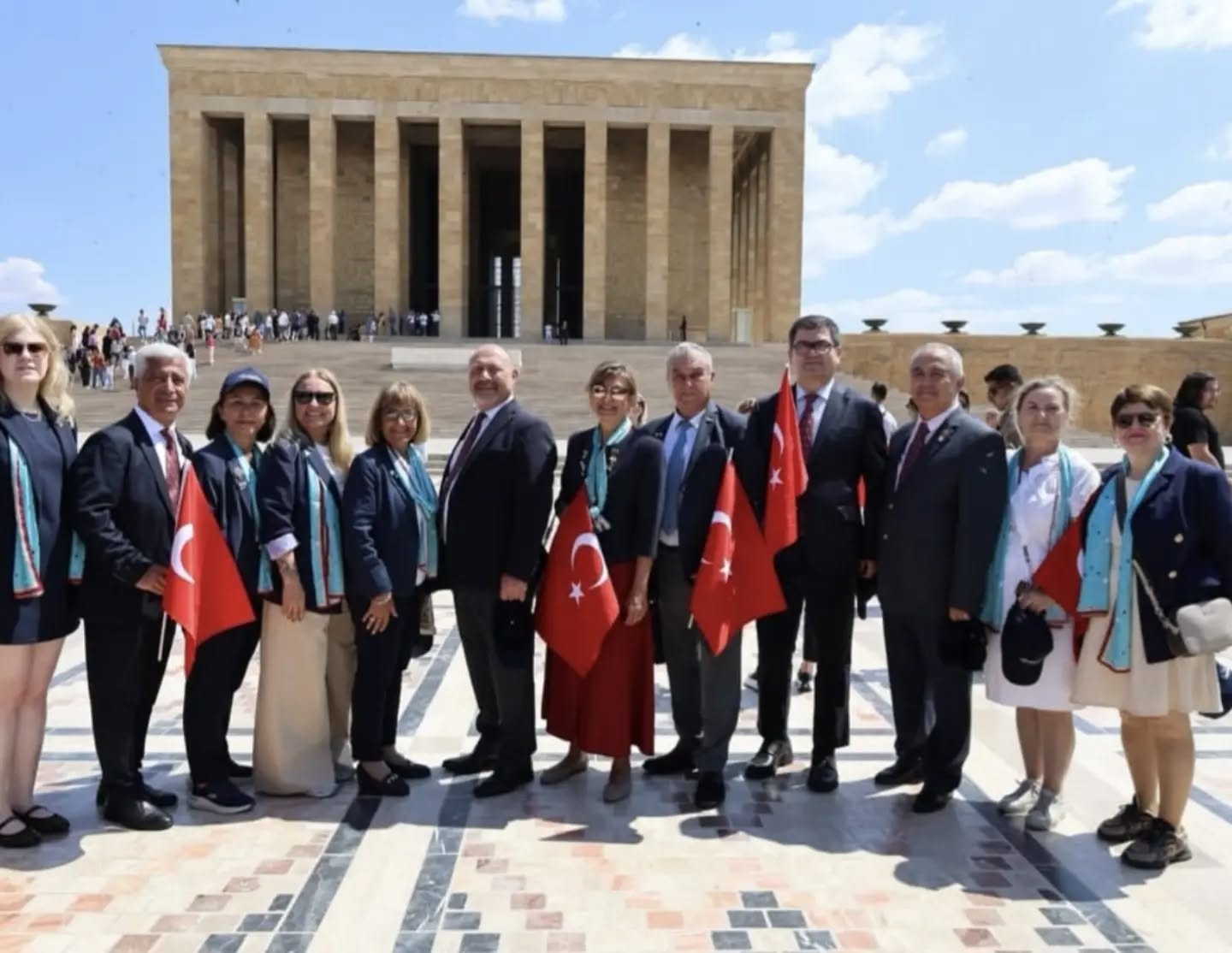 2420. Bölge Rotary Ailesi olarak, Cumhuriyetimizin kurucusu Gazi Mustafa Kemal Atatürk'ün manevi huzurunda, Anıtkabir'de saygı, minnet ve bağlılığımızı bir kez daha ifade ettik.
Bahçeşehir Rotary Kulübü olarak bu anlamlı ziyarette yer almaktan büyük onur duyduk. Atatürk'ün ilke ve inkılaplarının ışığında, "Kalıcı Etki Yarat" dönem temamız doğrultusunda toplumumuza değer katmaya ve hizmet üretmeye kararlılıkla devam edeceğiz.
Emanetine sahip çıkma sorumluluğu ve sonsuz minnetle...
Ne mutlu Türk'üm diyene! 🇹🇷